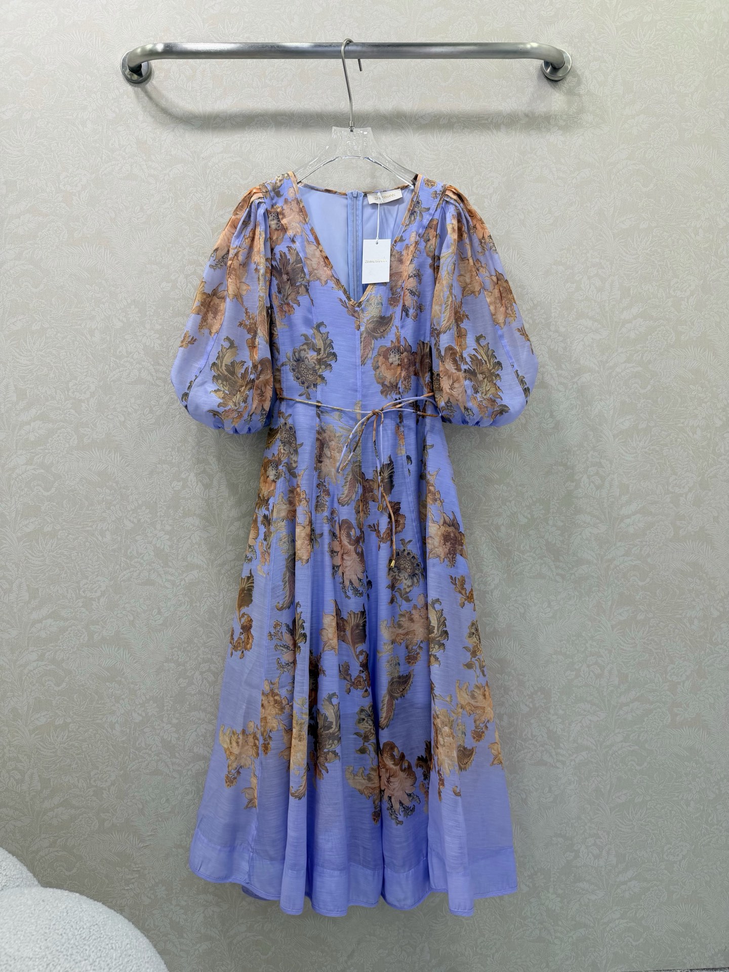 NO:638508,Zimmerman*/Zimmerman 26 new dress for early spring. V-neck puff sleeves and princess sleeve design. The long version is shipped with a customized belt. The waist is herringbone support. It is more slim and three-dimensional. It has a good tailoring. The whole body is filled with purple flowers for a luxurious and high-end feel. Long single color size 4 SML XLB, Zimmerman-clothing, skirts, alexander wang19860909Zimmerman*兹/默曼 26早春新款连衣裙 V领蓬蓬泡泡袖公主袖设计 长款出货搭配定制腰带 腰部鱼骨撑 更加修身立体 剪裁好身材 通体紫色花卉满满的奢靡高级感 长款单色4码SML XLB,兹默曼-服装,skirts,alexander wang,Women's clothing