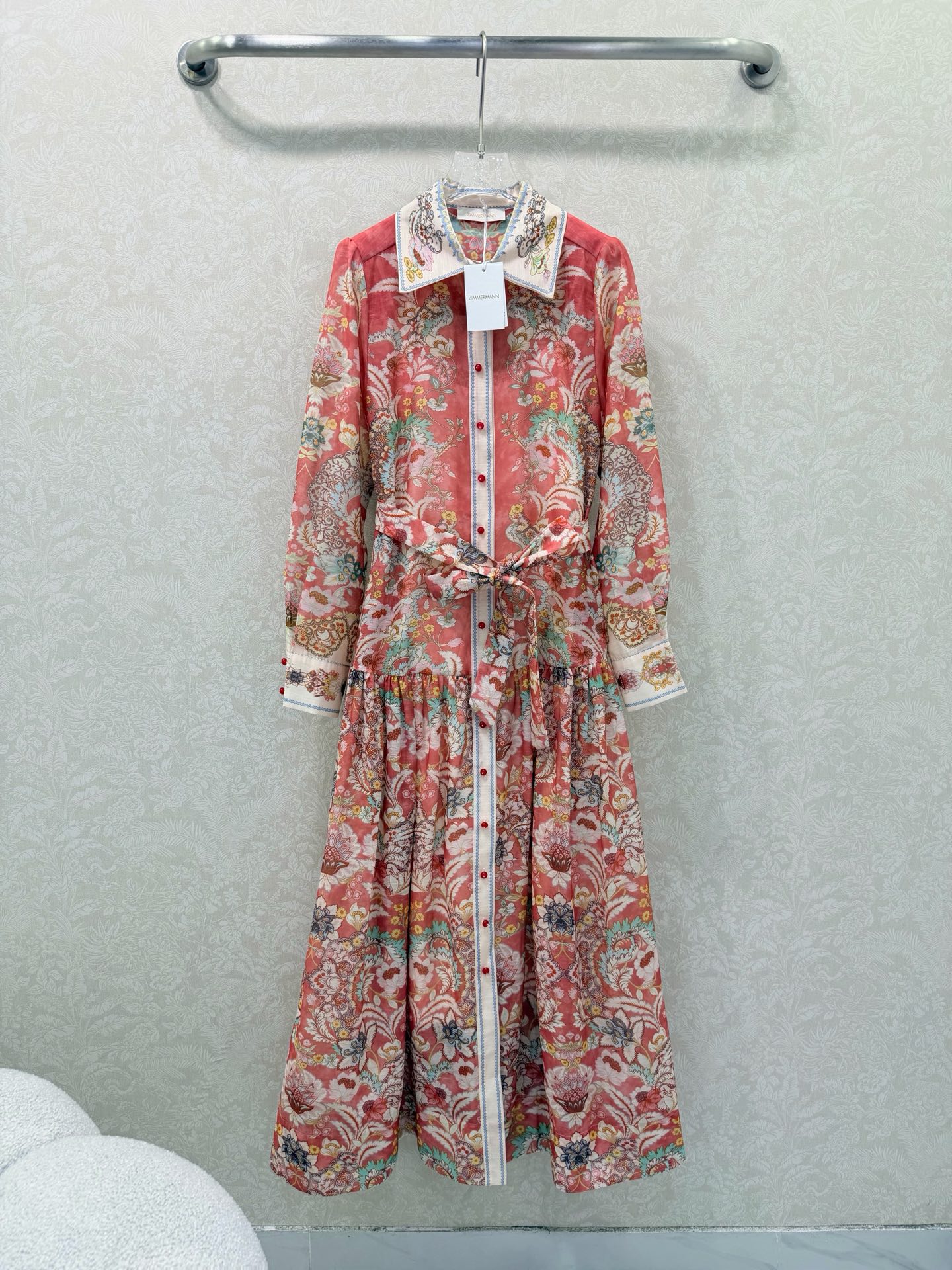 NO:638510,Zimmerman*/Merman 26 new positioning flower series for early spring. Flowers and retro prints are the best. A super beautiful dress with lapels and long sleeves is coming. Single-breasted cuffs at the front are tightened to become puff sleeves. Customized fabric belts are delivered at the waist. Skirt printing. Oversized hem. Full of sincerity. Super invincible fairy style. Heavy work details, perfect reproduction of counter style. Full sense of high-end, super correct version. It shows temperament in any casual wear.  2 colors 4 codes SMLXLB, Zimmerman-clothing, skirts, alexander wang19860909Zimmerman*兹/默曼 26早春新款定位花系列 繁花锦簇复古印花绝绝子 翻领长袖超美腻的连衣裙来袭 前襟单排扣袖口收紧变成泡泡袖 腰部配送定制本布腰带 裙身印花 超大摆用料诚意满满 超无敌仙女款 重工细节,完美复刻专柜款 高级感满满,版型超正 随意一搭都显气质 2色4码SMLXLB,兹默曼-服装,skirts,alexander wang,Women's clothing