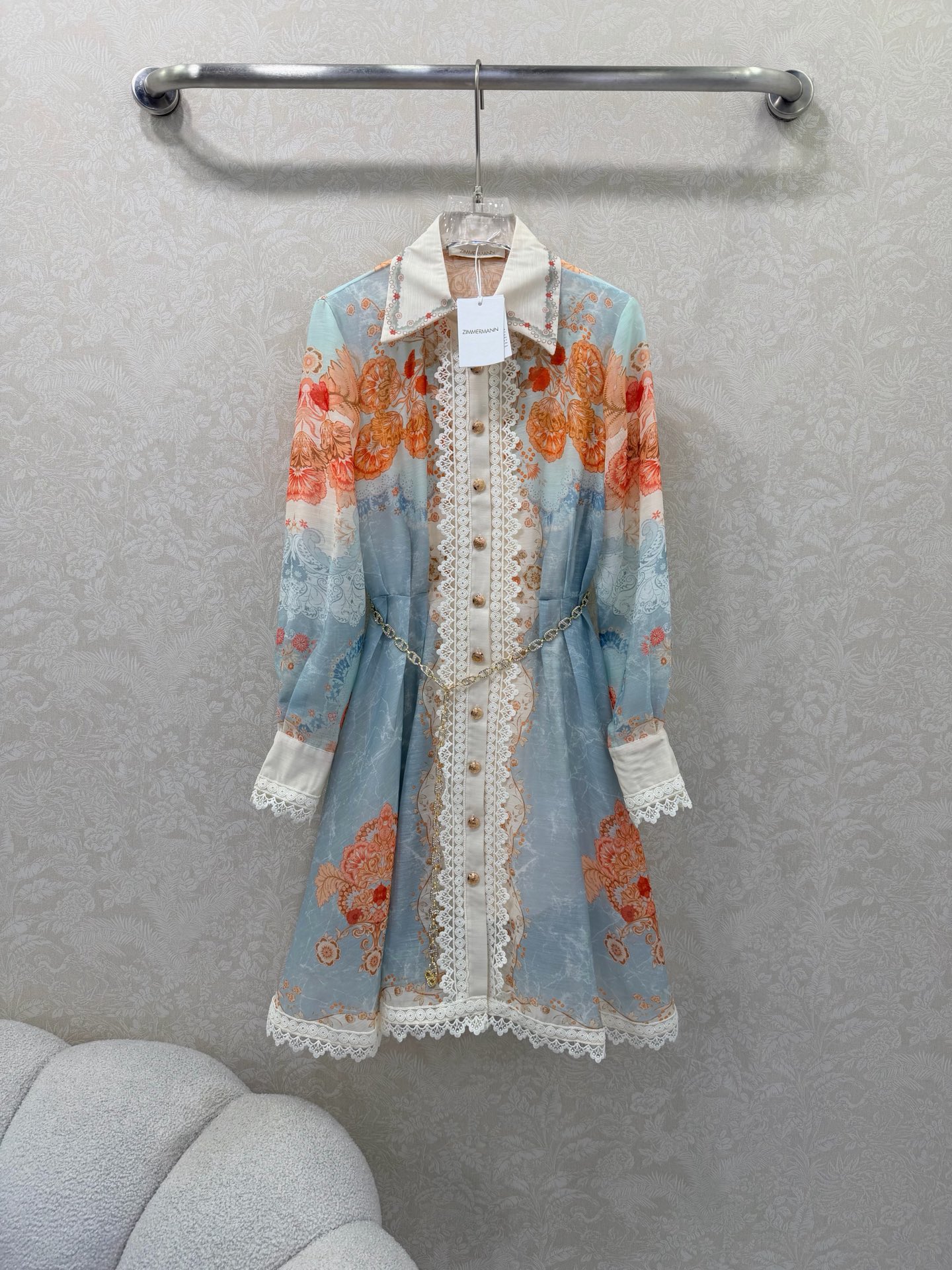 NO:638512,Zimmerman*/Merman 26 new early spring long-sleeved dress with floral lapels and lace trim. Super beautiful color. Lantern sleeve design. Single-row custom hardware button design on the front. The cuffs are tightened to become puff sleeves. Delivered with exquisite chain waist chain and waist-cinching skirt. The oversized hem is full of sincerity. The brand letter printing is super invincible fairy style. Heavy-duty details, perfect reproduction of the counter style. Full of high-end feeling, super correct fit. It shows your temperament in any casual wear.  Monochrome size 4 SMLXLB, Zimmerman-clothing, skirts, alexander wang19860909Zimmerman*兹/默曼 26早春新款定位花翻领蕾丝边长袖连衣裙 超美腻的配色 灯笼袖设计前襟单排定制五金扣设计 袖口收紧变成泡泡袖 配送精美链条腰链腰身收腰裙身超大摆用料诚意满满 品牌字母印花超无敌仙女款 重工细节,完美复刻专柜款 高级感满满,版型超正 随意一搭都显气质 单色4码SMLXLB,兹默曼-服装,skirts,alexander wang,Women's clothing