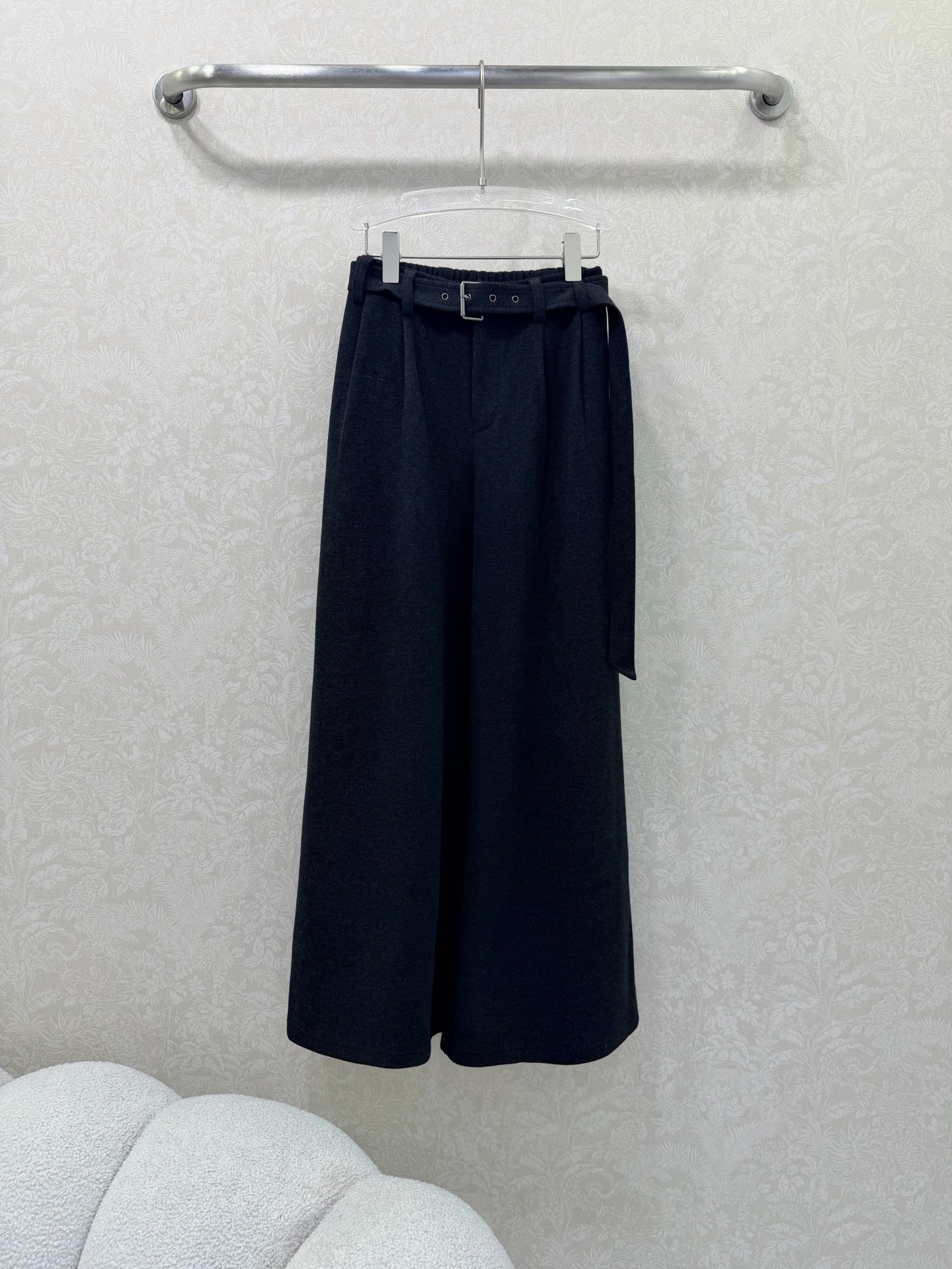 NO:638513,DIO*25 new belted wide-leg pants are exclusively produced in high-end versions developed by yb!  Just take off and customize the hardware belt. The bee embroidery on the trousers breaks the stereotype. The fabric texture is perfect for keeping warm and does not look bloated. It is very comfortable to wear. The matching three-dimensional tailoring design hides the flesh and is fashionable. It is just the right looseness and the fit is incredible. It can be worn in formal occasions and is perfect for daily commuting. Even when I wear it when I go shopping, I am constantly asked about my fashion sense. Finally, workplace dressing is saved!  Ready for sale trousers 2 colors 3 sizes SML B, Dior-clothing, dior, dior, alexander wang19860909DIO*25新款腰带阔腿裤 独家yb开发高版出品！直接原地起飞定制五金腰带 裤身小蜜蜂刺绣打破刻板,面料质感满分保暖不显臃肿 穿上身舒适度拉满.配套的立体的剪裁设计藏肉又时髦,宽松度刚好,适配度逆天——正式场合能打,日常通勤也绝,甚至逛街穿都被追着问时尚感狠狠赢麻了,职场穿搭终于有救了！现货发售 长裤 2色3码SML B,迪奥-服装,dior,dior,alexander wang,Women's clothing