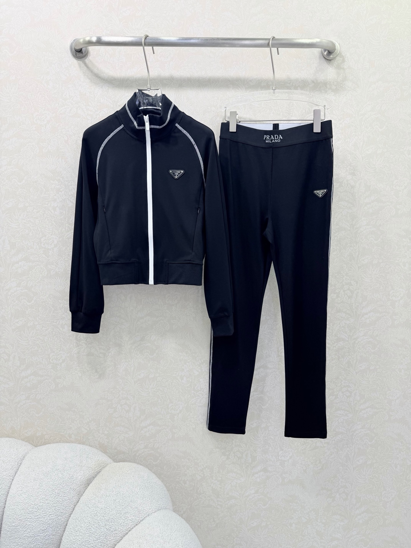 NO:638516,PRAD* 25 new top-stitched seam suit. Combination of jacket + leggings. White top-stitch decoration on collar and shoulders. Classic triangle logo on jacket. Elastic webbing with letters on waistband of pants. Shark pants version. No pressure to wear alone. Eye-catching and good-looking. Customized hardware. Warm but not too bulky. Very fashionable to wear. Casual design. Good match for daily wear. Single color size 3 SML B, Prada-clothing, prada, prada, jackets &  coats,alexander wang19860909PRAD* 25新款明线轧线套装 外套+打底裤的组合 领口肩膀均白色明线装饰 外套经典三角标 裤子腰头字母弹力织带 鲨鱼裤版型 单穿无压力 吸睛好看 定制五金 保暖又不会太臃肿 穿起来也很时髦 休闲设计 日常穿搭都很好配 单色3码 SML B,普拉达-服装,prada,prada,jackets & coats,alexander wang,Women's clothing