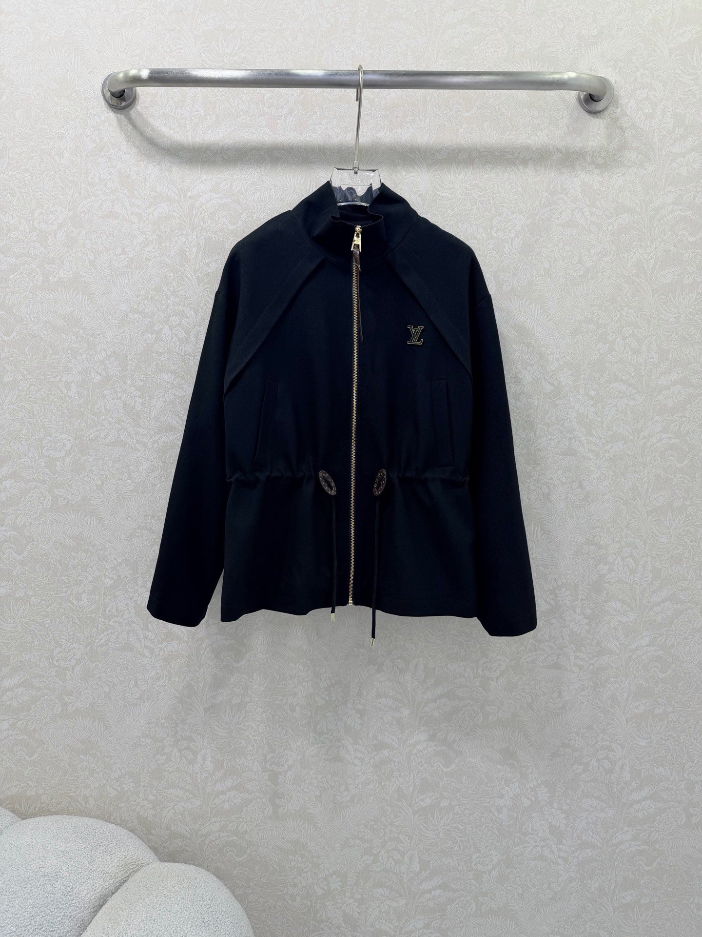 NO:638519,Louis Vuitt*n25 new stand-up collar lined presbyopic print zipper jacket, custom hardware, twill jacket fabric three-dimensional and stylish, waist drawstring zipper jacket, ready-to-wear line shape, crisp and stylish, chest logo, simple yet fashionable. Fabric texture online, easy to control fashion style, small shawl design on the back, brighten the fashionable look, look for the version ~Solid color 3 size SMLB, Louis Vuitton-clothing, louis vuitton, louis vuitton, jackets  & coats,shawls,alexander wang19860909Louis Vuitt*n25新款立领内衬老花印花拉链外套 定制五金 斜纹外套面料立体有型 腰部抽绳拉链外套 成衣线条造型 挺括有型 胸前logo 简约不失时尚感. 面料质感在线 轻松驾驭时尚造型 后背采用小披肩设计 点亮时尚造型 认准版本 ~单色3码SMLB,路易威登-服装,louis vuitton,louis vuitton,jackets & coats,shawls,alexander wang,Women's clothing