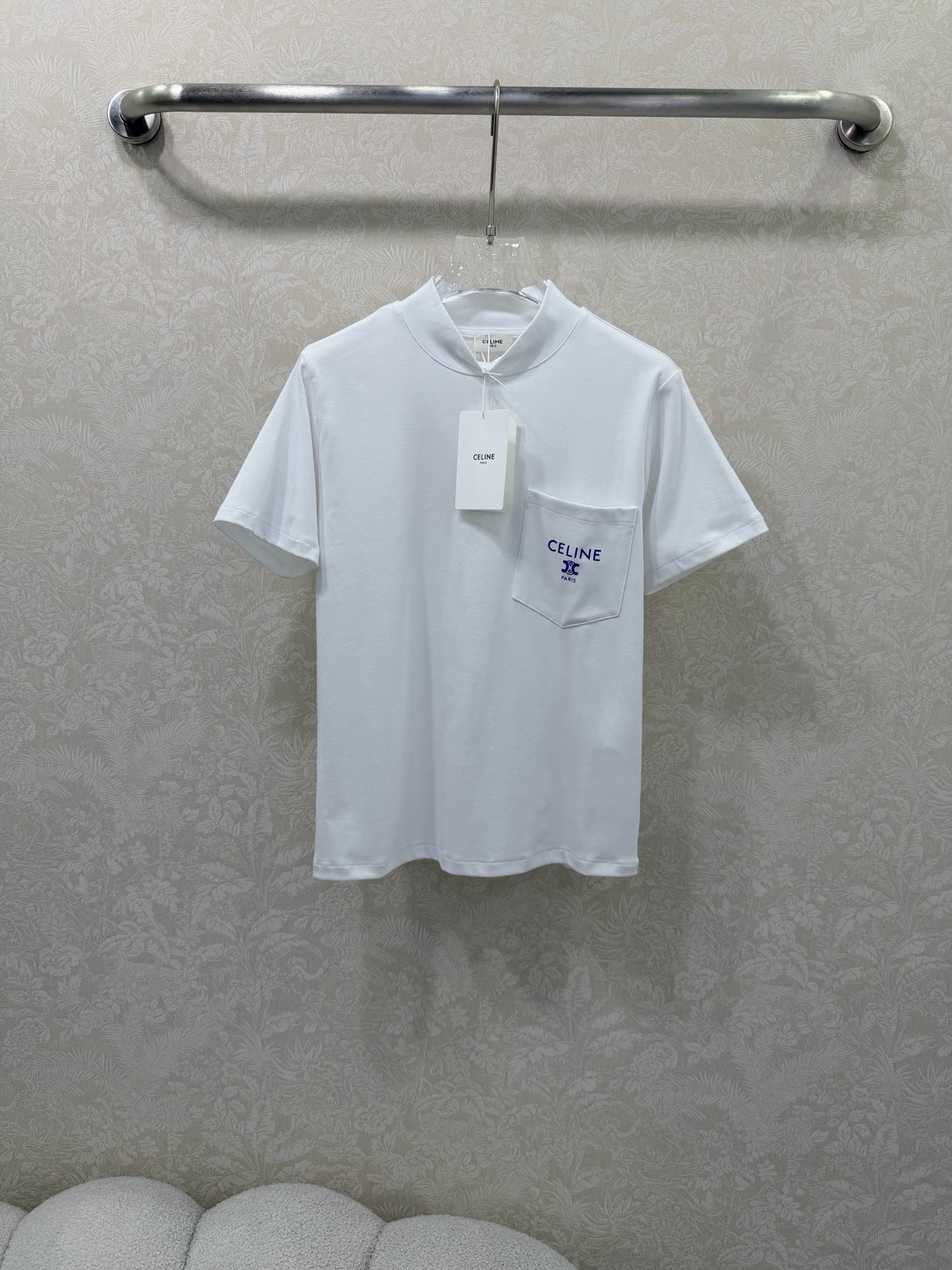 NO:638524,CELIN* 26 early spring new style small stand collar chest pocket short-sleeved T-shirt produced in high version!  High-elastic pure cotton fabric, close to the body but not tight; soft but not collapsed, can be worn alone or layered in early spring to bring out neat lines; pocket letter printing details highlight the brand control; slim and slightly elastic version, hiding the flesh and outline the sense of slenderness; minimalist texture blends into daily relaxation, two-color suitable for all styles. Ready for sale in single color size 3 SMLB, Celine-clothing, celine, celine, T-shirt, tees, t-shirt, alexander wang19860909CELIN* 26早春新款 小立领胸前口袋短袖T恤 高版出品！高弹纯棉面料,贴身不紧绷；软而不塌,早春单穿叠穿都能衬出利落线条；口袋字母印花 细节戳中品牌控；修身微弹版型,藏肉又能勾勒纤细感；极简质感揉进日常松弛感,双色适配所有风格.现货发售单色3码SMLB,赛琳-服装,celine,celine,T-shirt,tees，t-shirt,alexander wang,Women's clothing