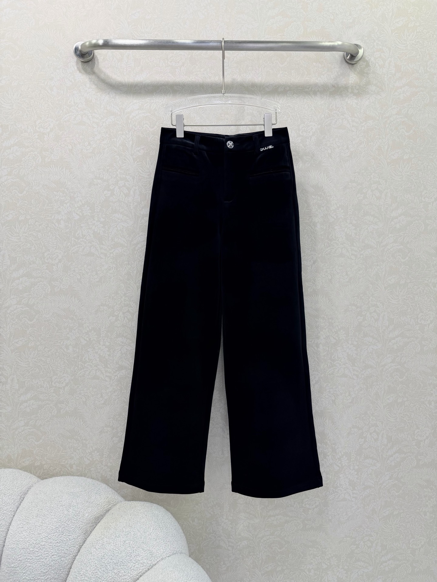 NO:638526,Chan*l 25 new black velvet small straight wide-leg pants, long legs, mid-high waist, slightly flared trouser legs, unique design, embroidered letters on the side, customized single button decorative design, high-end!  A must-have leg slimming tool for those who are versatile, fashionable, white and rich!  The 3D cut pants shape makes the upper body look like a paper figure. The texture of the imported fabric is amazing!  Perfect workmanship quality depends on the details. Single color size 3 SMLB, Chanel-clothing, chanel, chanel, alexander wang19860909Chan*l 25新款黑色丝绒小直筒阔腿裤 大长腿中高腰微喇裤脚设计绝绝子 侧边字母刺绣 定制单粒扣装饰设计高级感！百搭时髦白富美必入瘦腿神器！3D立体剪裁裤型上身瘦成纸片人.进口面料质感起赞！完美做工品质看细节 单色3码SMLB,香奈儿-服装,chanel,chanel,alexander wang,Women's clothing