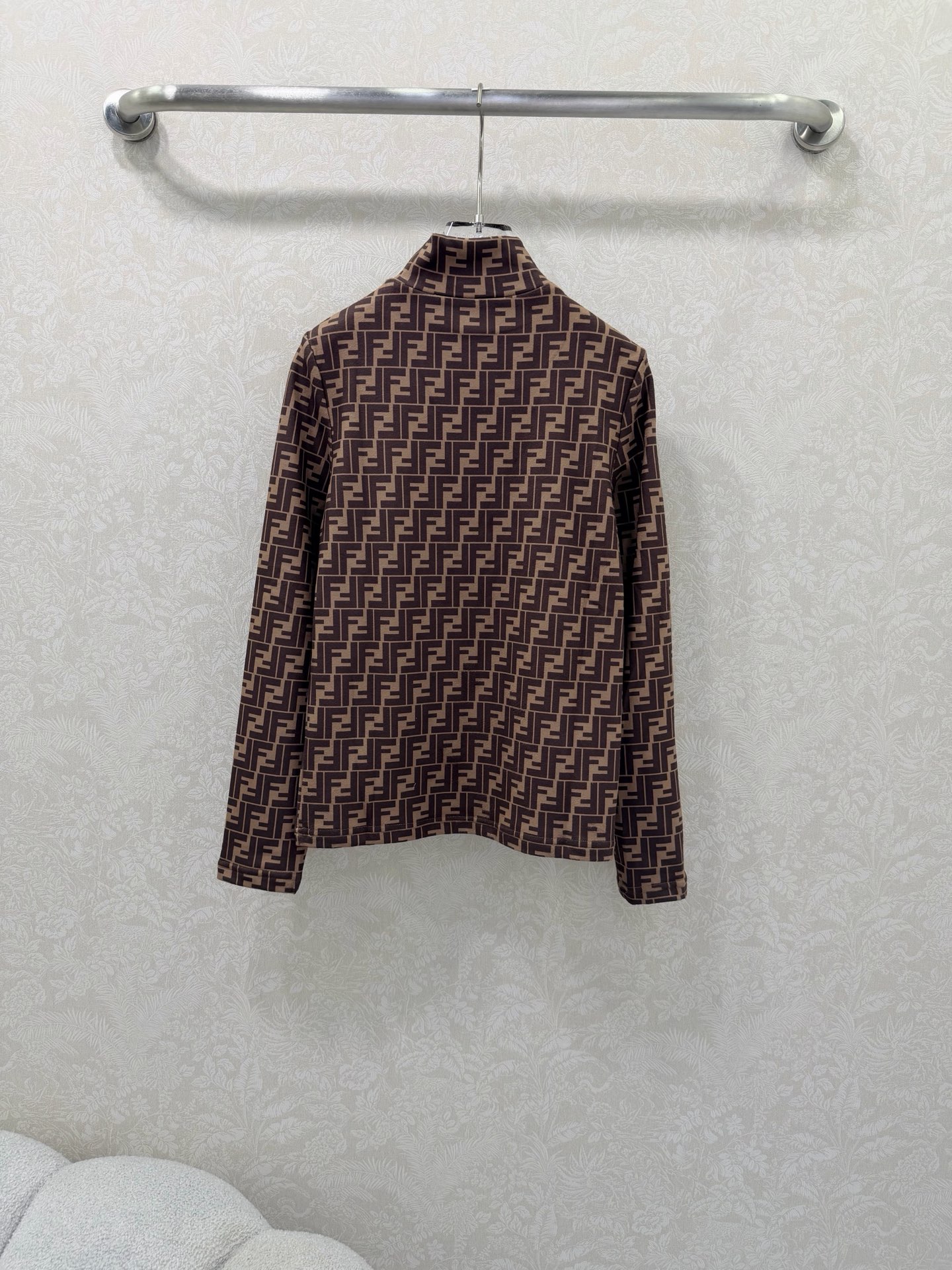 NO:638528,FEND*25 new style small stand-up collar, pile collar, long-sleeved velvet bottoming top. Customized YB fabric with fine texture. Warm and comfortable to wear. Overall double F letter logo brand style. The material is stretchy. It presents a slimming visual effect. It can be transformed into a fashionable item in seconds. It shows high-end style. It is stylish and stylish when worn alone. 3 colors and 3 sizes SMLB, Fendi-clothing, fendi, fendi, alexander wang19860909FEND*25新款小立领堆领长袖加绒打底上衣 定制YB面料质感细腻 保暖穿搭舒适 整体双F字母logo品牌格调 材质带有弹力 呈现显瘦视觉效果 秒变时尚单品 彰显高级格调 单穿内搭都出彩时髦 减龄洋气 3色3码SMLB,芬迪-服装,fendi,fendi,alexander wang,Women's clothing