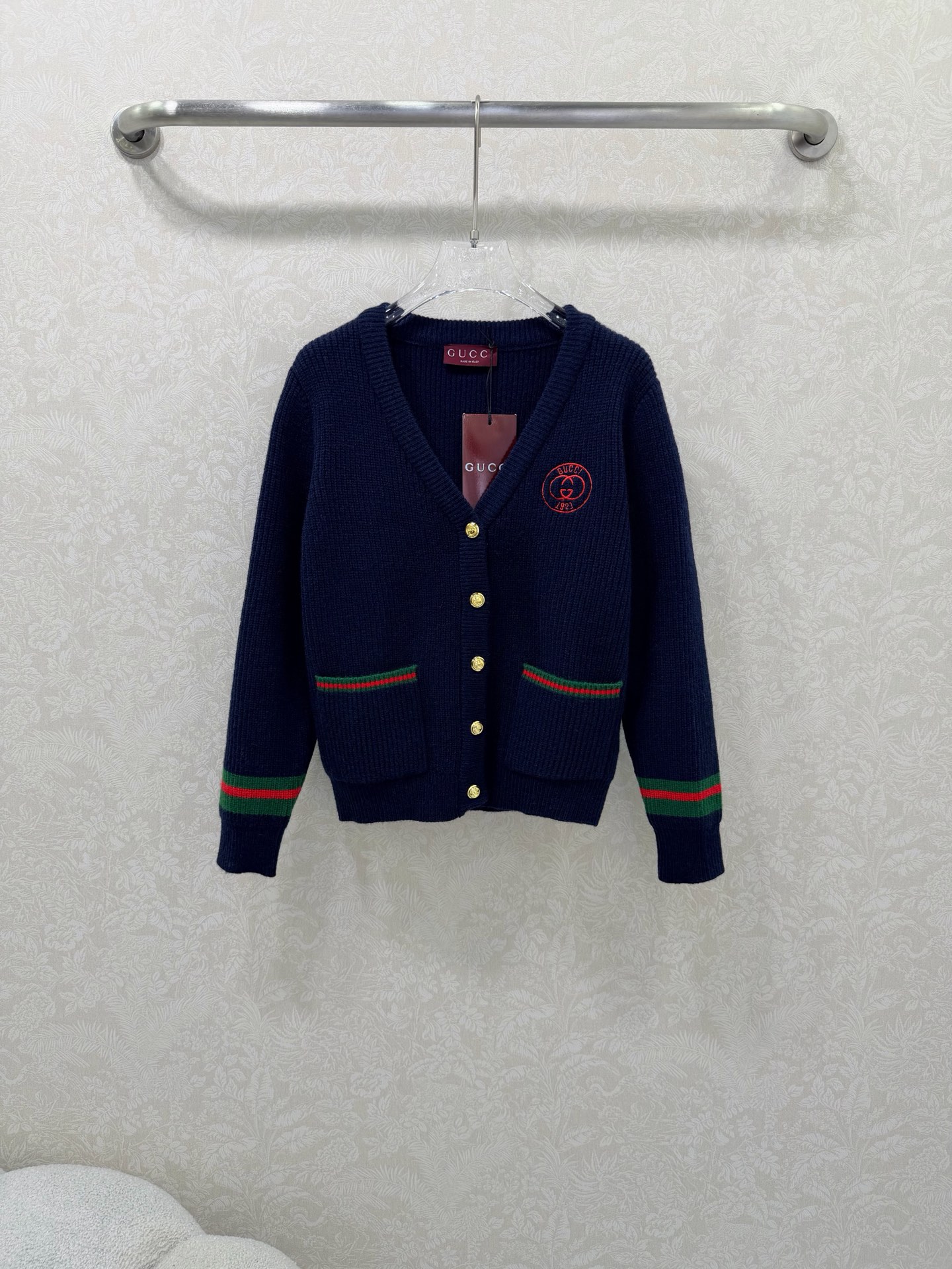 NO:638530,GUCC*25 new contrasting color cuff knitted cardigan v-neck single-breasted custom-made double G hardware. Embroidered pattern on the chest. Classic version makes the upper body look slimmer!  The original custom-made imported wool yarn has a great texture!  Age-reducing girlish temperament. Elegant and fashionable items!  Bai Fumei must enter!  2 colors and 3 codes SMLB, Gucci-clothing, gucci, gucci, alexander wang19860909GUCC*25新款撞色袖口针织开衫 v领单排扣 定制双g五金.胸前刺绣图案 经典版型上身巨显瘦！原版定制进口羊毛纱线质感超赞！减龄少女气质.优雅又时髦单品！白富美必入！2色3码SMLB,古驰-服装,gucci,gucci,alexander wang,Women's clothing