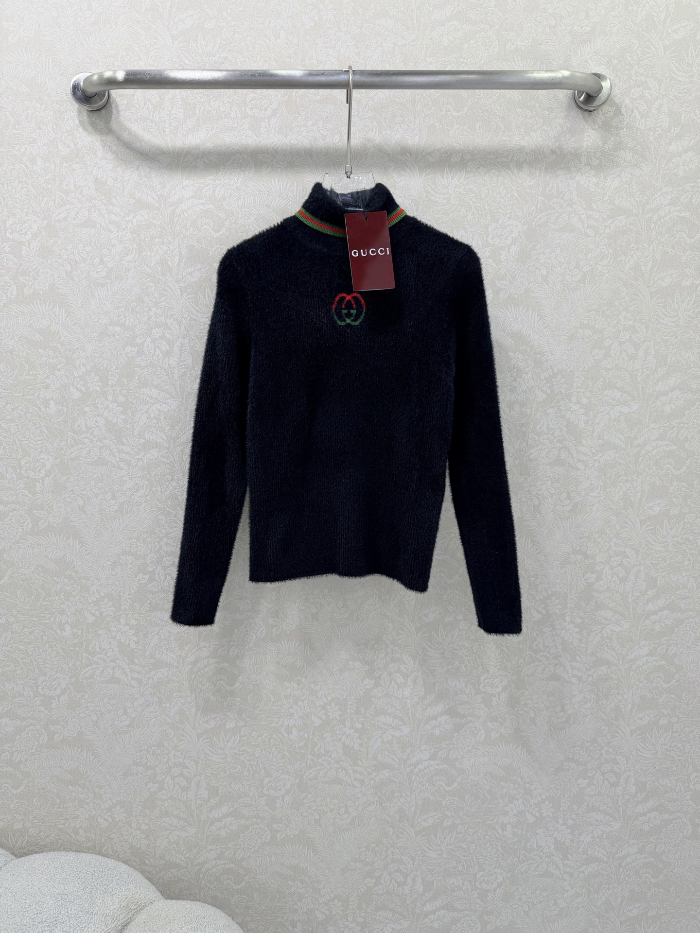 NO:638533,GUCC*25 new high-neck contrast-color wool knitted long-sleeved top, double G embroidered pattern on the chest, classic version, slimming the upper body!  The original custom-made imported wool yarn has a great texture!  Age-reducing girlish temperament. Elegant and fashionable items!  Bai Fumei must enter!  2 colors and 3 codes SMLB, Gucci-clothing, gucci, gucci, alexander wang19860909GUCC*25新款高领撞色羊毛针织长袖上衣,胸前双g刺绣图案 经典版型上身巨显瘦！原版定制进口羊毛纱线质感超赞！减龄少女气质.优雅又时髦单品！白富美必入！2色3码SMLB,古驰-服装,gucci,gucci,alexander wang,Women's clothing