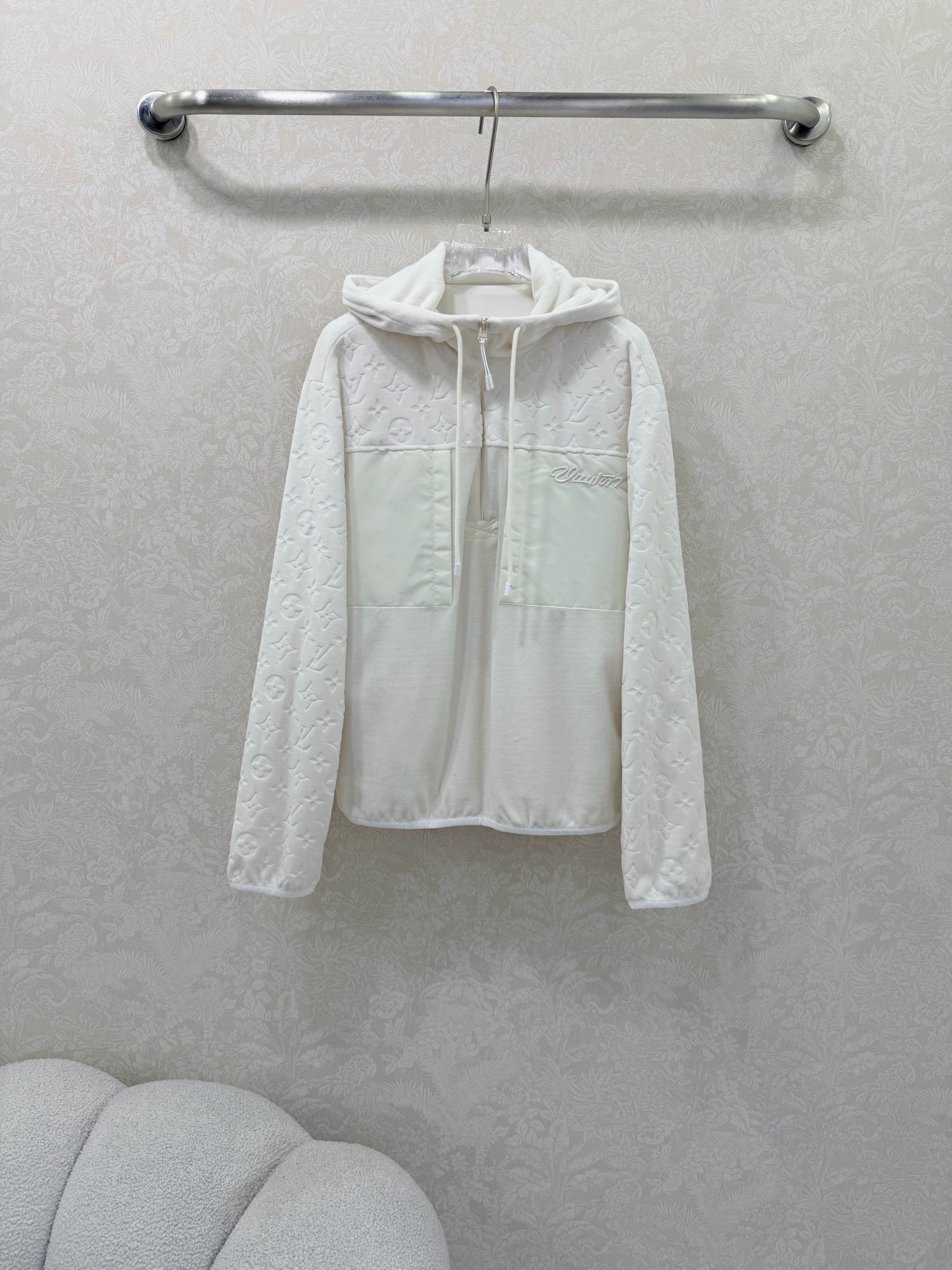 NO:638536,Louis vuitto*25 new hooded Teddy faux lamb wool sweatshirt style pullover top. 3D letter embossed velvet fabric on the shoulders and sleeves. Pockets are spliced with nylon and letter embroidery. Customized hardware. Full brand style. Solid color is simply high-end. Suitable for more wearing occasions and personal styles. Regular loose fit, fashionable and inclusive, versatile good item in autumn and winter. High-end texture, you will not regret buying it to warm the winter. Monochrome size 3 SMLB, Louis Vuitton-clothing, louis  vuitton,louis vuitton,hoodie,sweatshirts,hats,alexander wang19860909Louis vuitto*25新款连帽泰迪人造羊羔毛卫衣款式套头上衣.肩膀以及袖子3D字母压花丝绒面料 口袋拼接尼龙以及字母刺绣.定制五金 品牌格调十足 纯色简直高级 适配更多穿搭场合和个人风格,常规宽松版型,时尚包容,秋冬百搭好物.质感高级,入手不悔暖冬.单色3码SMLB,路易威登-服装,louis vuitton,louis vuitton,hoodie,sweatshirts,hats,alexander wang,Women's clothing