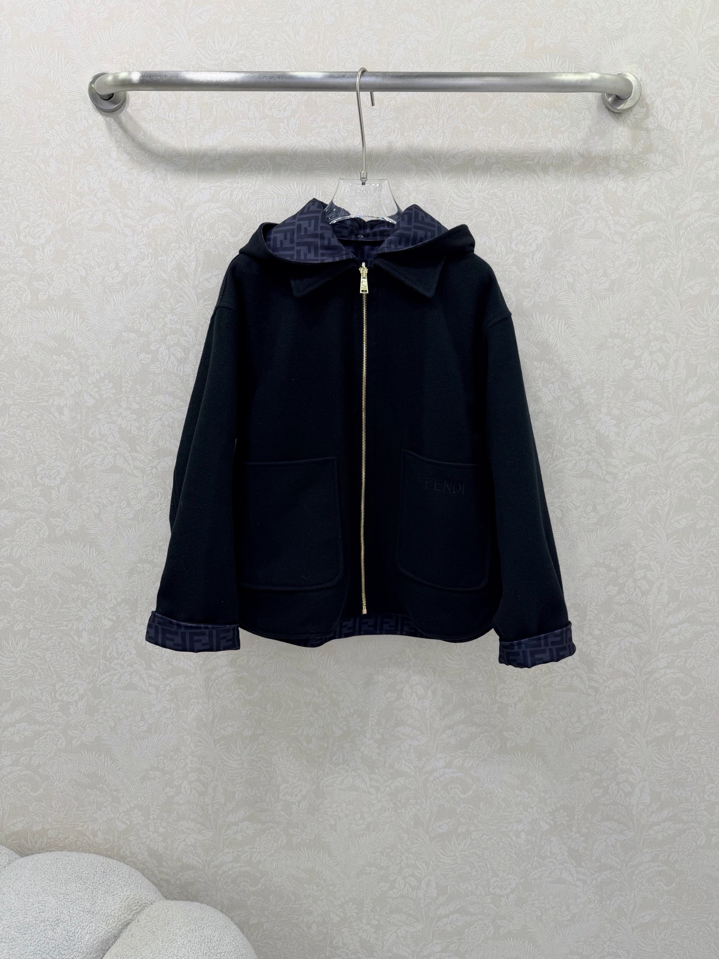 NO:638514,Fend*25 new detachable hooded reversible wool coat. The original custom-made double-sided logo print pattern is handsome and fashionable. The reversible wool silhouette is casual and comfortable. The imported wool fabric is quite wide and stylish. Solid color pocket letter embroidery. The 3D three-dimensional tailoring version makes the upper body slimmer. It is clean and neat to create an elegant and high-end sense!  The quality of workmanship depends on the details. 2 colors and 3 codes SMLB, Fendi-clothing, fendi, fendi, hats, alexander wang19860909Fend*25新款可拆卸连帽双面穿含羊毛大衣 原版定制双面logo印花图案帅气又时髦,正反两穿的廓形羊毛,休闲又舒适,进口羊毛面料挺阔有型净色口袋字母刺绣 3D立体剪裁版型上身显瘦,干净利落打造大气优雅的高级感！做工品质看细节 2色3码SMLB,芬迪-服装,fendi,fendi,hats,alexander wang,Women's clothing