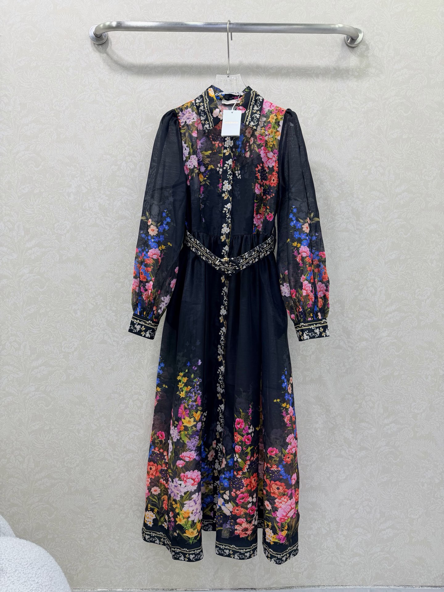 NO:638692,Zimmerman*/Merman 26 new early spring lapel positioning printed dress, lantern sleeve design, positioning flower waist and high waist design, the overall printing pattern quality is fully displayed, super invincible and noble color, oversized material is full of sincerity, super invincible fairy style, full of high-end, super correct version, casual wear shows temperament, single color 4 size SMLXL, Zimmerman-clothing, skirts, alexander wang19860909Zimmerman*兹/默曼 26早春新款翻领定位印花连衣裙 灯笼袖设计 定位花静收腰高腰设计 整体印花图案品质尽显 超级无敌贵气的颜色 超大摆用料诚意满满 超无敌仙女款 高级感满满,版型超正 随意一搭都显气质 单色4码SMLXL,兹默曼-服装,skirts,alexander wang,Women's clothing