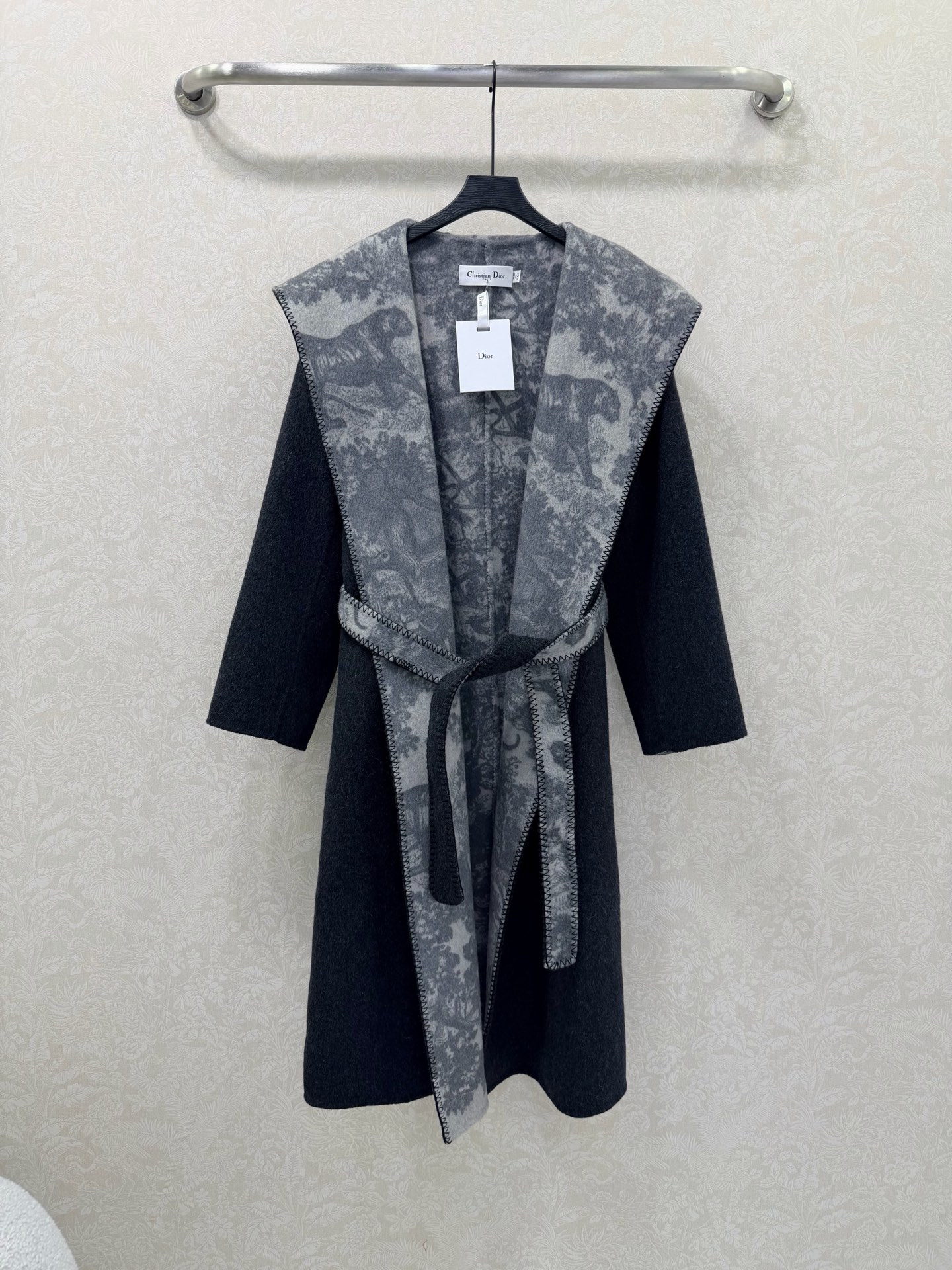 NO:638690,Dio*25 new bathrobe high-end cashmere coat, long version shipped, brand custom fabric, double-sided and two-color with logo pattern, arch stitching process on the whole placket, full of high-end feeling, the upper body is really Fell, unparalleled luxury experience, high-end high-count wool thickened fabric, very stiff version, long version, 2 colors and 2 sizes SM, Dior-clothing, dior, dior, alexander wang19860909Dio*25新款浴袍高端羊绒大衣 长款出货 品牌定制面料 双面双色带有logo图案 整衣门襟拱针工艺 高级感十足 上身实在太有Fell了 无与伦比的奢华体验 高端高支羊毛加厚面料 版型非常挺括 长款 2色2码SM,迪奥-服装,dior,dior,alexander wang,Women's clothing