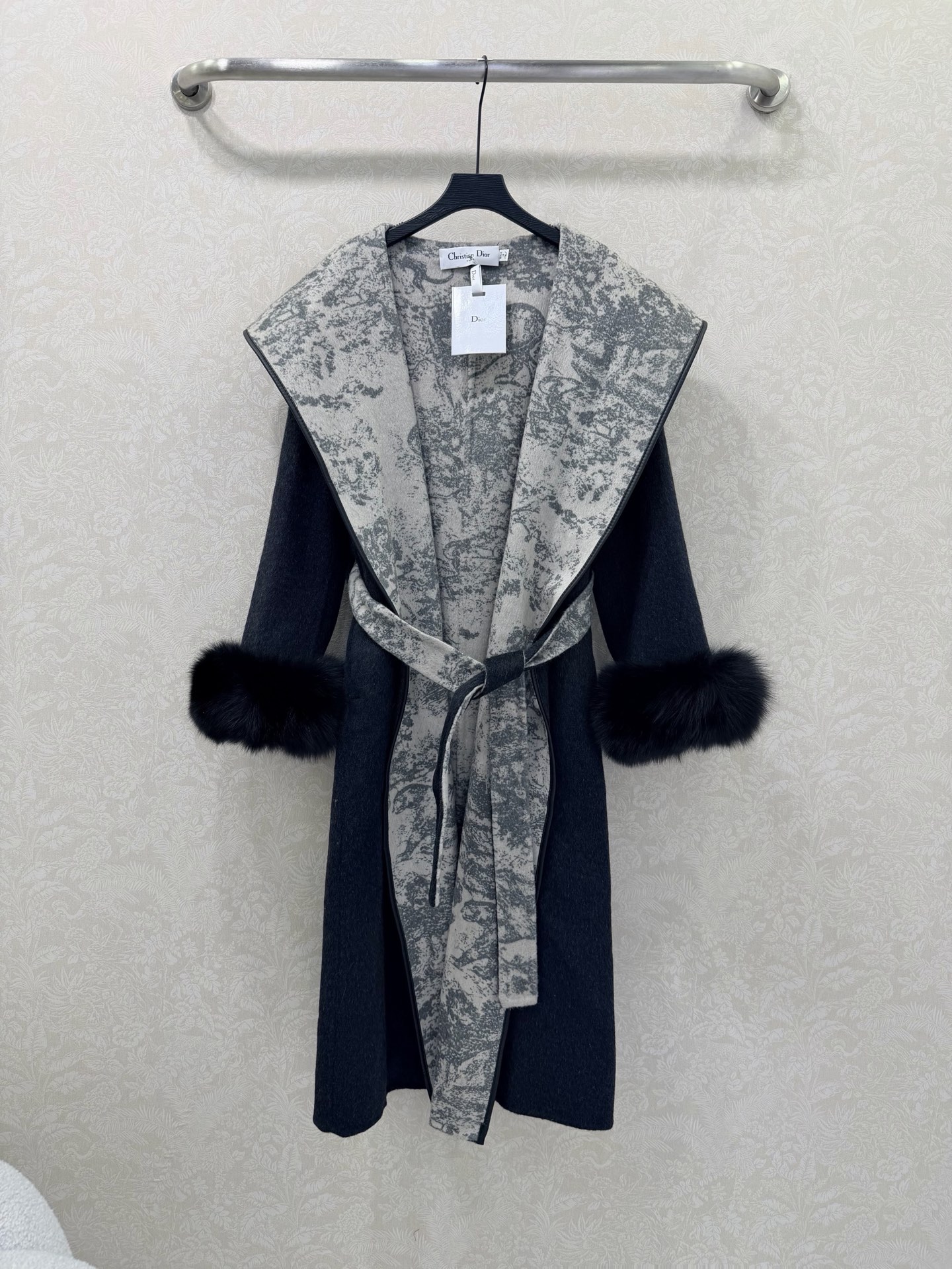 NO:638688,Dio*25 new bathrobe high-end cashmere coat with detachable fox fur loops at the cuffs. Long version shipped. Customized brand fabric. Australian merino wool. Soft and drapey interior with logo pattern. Straight and stylish. High-waisted belt. A must-have for autumn and winter. Elegant handmade coat with full sense of luxury. The upper body is really Fell. Unparalleled luxury experience. High-end production version is very stiff. Long version. 2 colors and 2 sizes SM, Dior-clothing, dior, dior, alexander.  wang19860909Dio*25新款浴袍高端羊绒大衣 袖口可拆卸狐狸毛毛圈 长款出货 品牌定制面料 澳洲美丽奴羊毛 内里带有logo图案柔软有垂感 筋骨立挺有型 高腰腰带 秋冬必备高雅纯手工大衣高级感十足 上身实在太有Fell了 无与伦比的奢华体验 高端出品版型非常挺括 长款 2色2码SM,迪奥-服装,dior,dior,alexander wang,Women's clothing