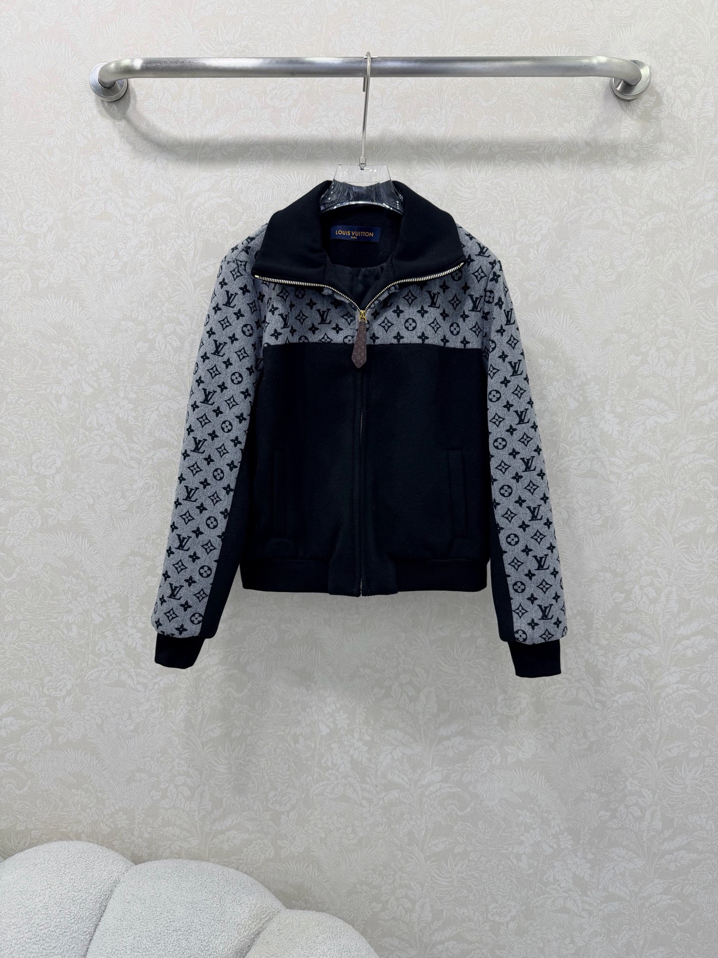 NO:638776,LOUIS VUITTO*25 new style lapel zipper woolen and presbyopic jacket. Customized letter zipper on the collar. Gray presbyopic shoulder sleeves are minimalist and high-end. The silhouette is super good, comfortable and fashionable. Simple brand logo embellishment, low-key and full of texture. Whether it is active sports or daily outings, they can make you the focus and easily control different scenes. Monochrome size 3 SMLB, Louis Vuitton-clothing, louis vuitton, louis vuitton, jackets &  coats,alexander wang19860909LOUIS VUITTO*25新款翻领拉链毛呢拼老花外套 领口定制字母拉链 肩袖灰色老花极简中透着高级,轮廓感超级好 ,舒适与时尚兼具.简约品牌标识点缀,低调间尽显质感.无论是活力运动,还是日常出街,它们都能让你成为焦点,轻松驾驭不同场景.单色3码SMLB,路易威登-服装,louis vuitton,louis vuitton,jackets & coats,alexander wang,Women's clothing