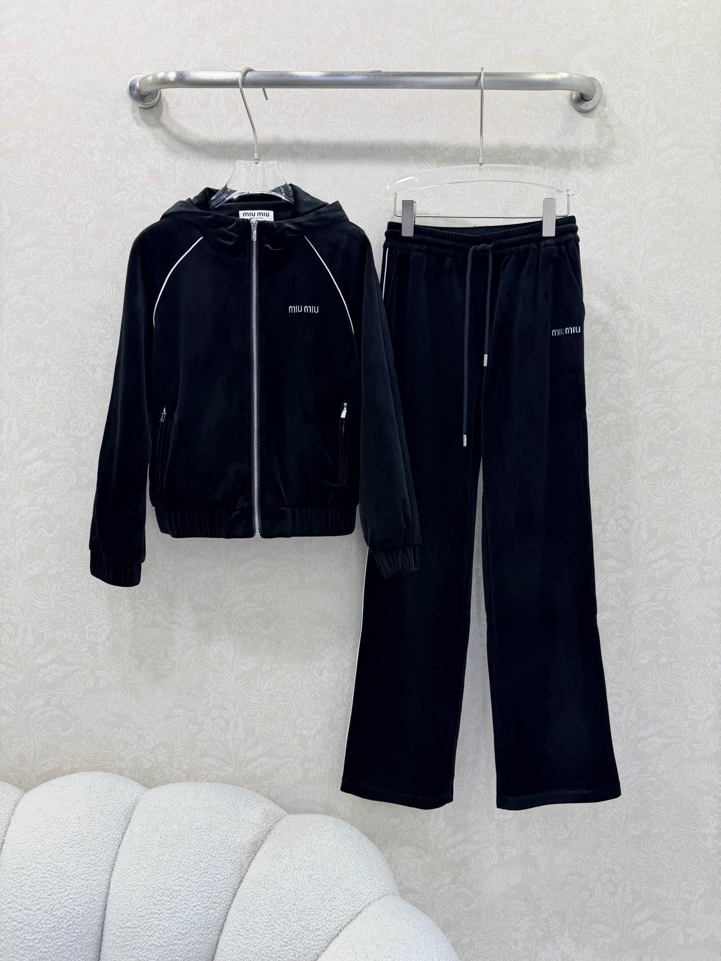 NO:638778,miumi*25 new casual velvet sports suit, customized fabric, hooded hem tightened jacket, wide-leg trousers combination, classic miu letter decoration, sleeves and pants logo ribbon decoration, just the right amount of looseness, clean tailoring, even without unnecessary gimmick decoration, you can easily show your temperament of being either rich or noble, use simple and exquisite detailed design to highlight your unique taste and create a relaxed and comfortable daily wear.  Solid color size 3 SMLB, Miu Miu-clothing, miumiu, jackets & coats, hats, alexander wang19860909miumi*25新款休闲丝绒运动套装 定制面料 连帽下摆收紧外套阔腿长裤的组合 经典miu字母装饰 袖子裤标织带装饰 恰到好处的松量 干净利落的裁剪 即便没有多余的噱头装饰 亦能轻松展露自身非富即贵的气质 用简约精美的细节设计 来彰显独特的品味格调 塑造出一种轻松自在的日常穿搭 单色3码SMLB,缪缪-服装,miumiu,jackets & coats,hats,alexander wang,Women's clothing