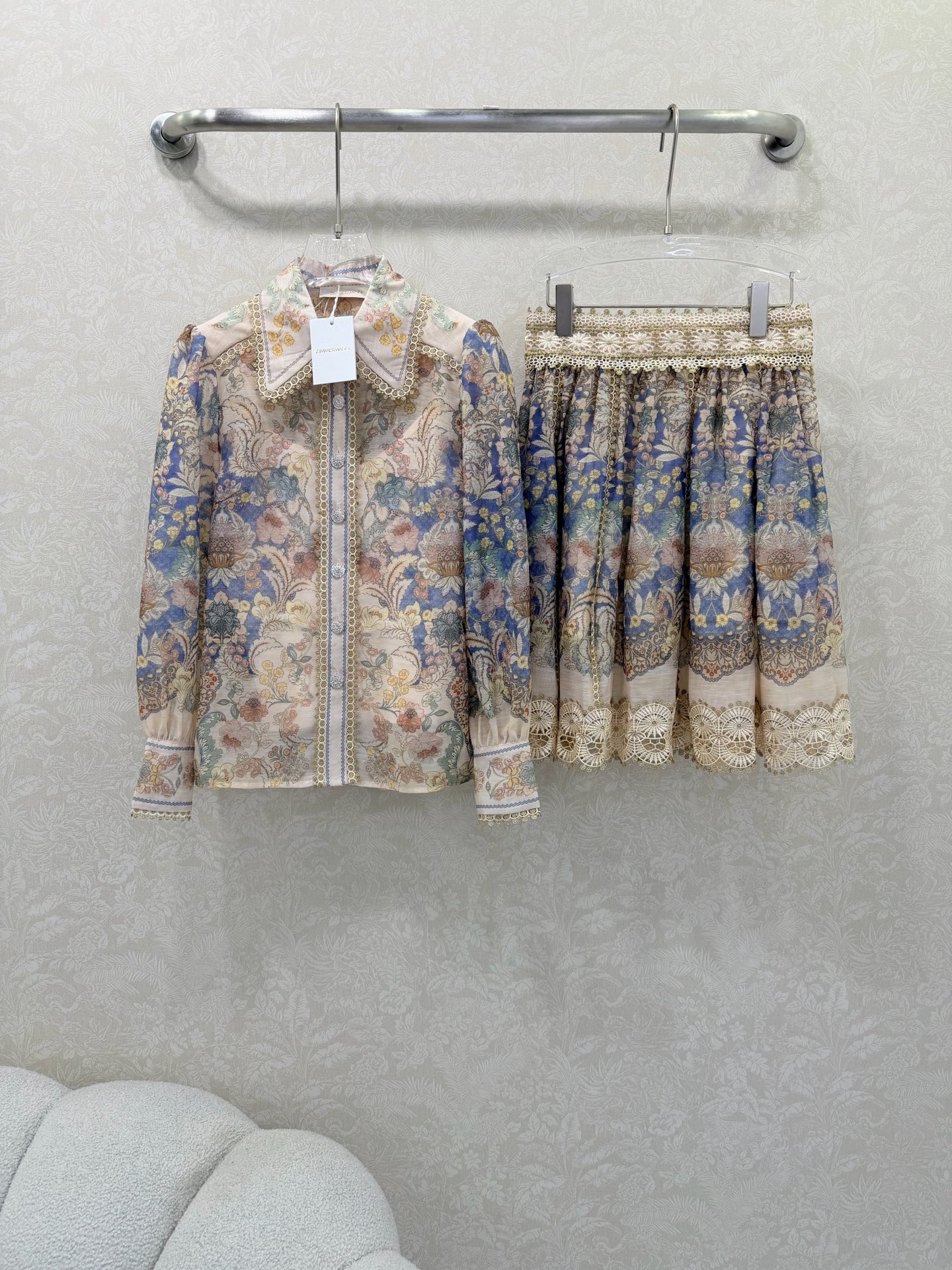 NO:638784,New color Zimmerman* 26 early spring new spliced ​​gold hollow water-soluble lace suit skirt, a combination of top and skirt. Linen organza shirt, with buttoned center front placket and blouse sleeves, decorated with gold Lurex trim. The whole body is embellished with hollow trim details, highlighting the fresh and elegant temperament. 2 colors and 4 codes SMLXLB, Zimmerman-clothing, skirts, shirts, alexander wang19860909新出花色Zimmerman*兹/默曼 26早春新款拼接金丝镂空水溶花边套装裙 上衣短裙的组合.亚麻欧根纱衬衫,搭配带纽扣的前中开襟和短上衣袖子,饰有金色卢勒克斯饰边 整体点缀了镂空饰边细节,彰显了清新的典雅气质 2色4码SMLXLB,兹默曼-服装,skirts,shirts,alexander wang,Women's clothing