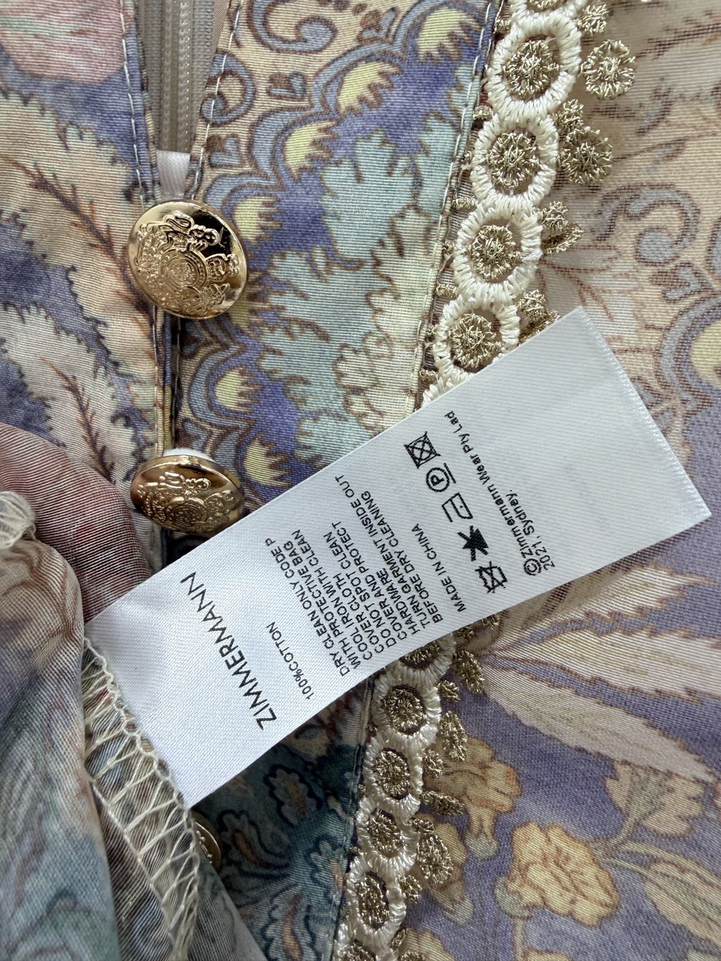 🔥🔥Zimmerman*兹/默曼 26早春新款重工拼接金线蕾丝花边V领连衣裙👗 别致灯笼喇叭袖设计 裙摆