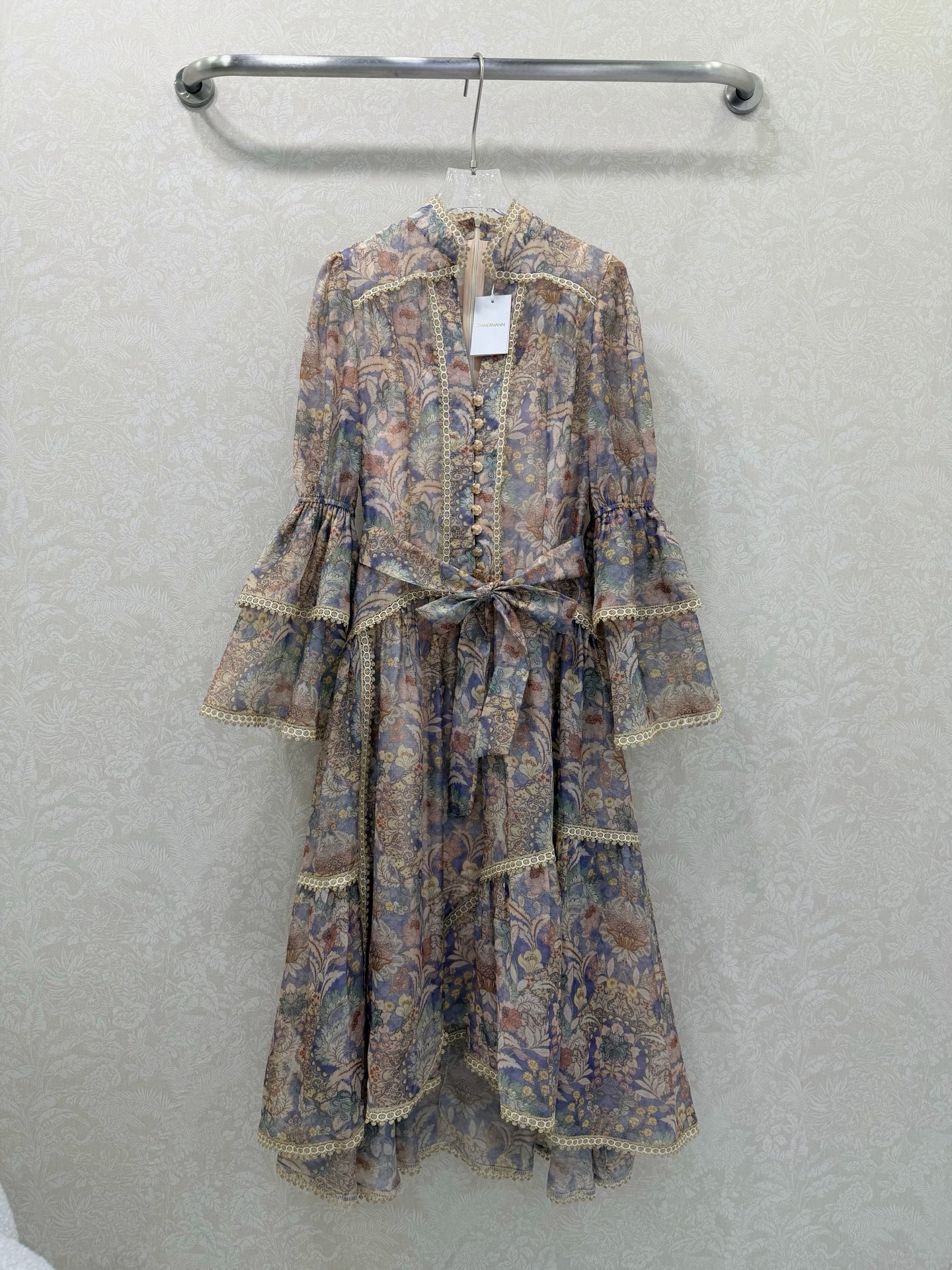 🔥🔥Zimmerman*兹/默曼 26早春新款重工拼接金线蕾丝花边V领连衣裙👗 别致灯笼喇叭袖设计 裙摆
