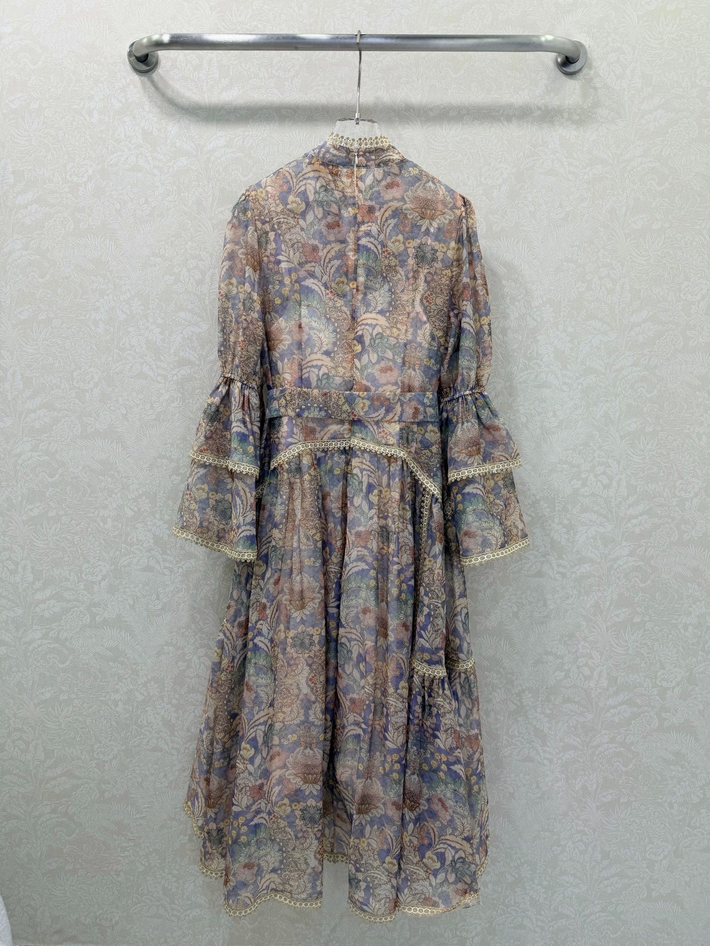 🔥🔥Zimmerman*兹/默曼 26早春新款重工拼接金线蕾丝花边V领连衣裙👗 别致灯笼喇叭袖设计 裙摆