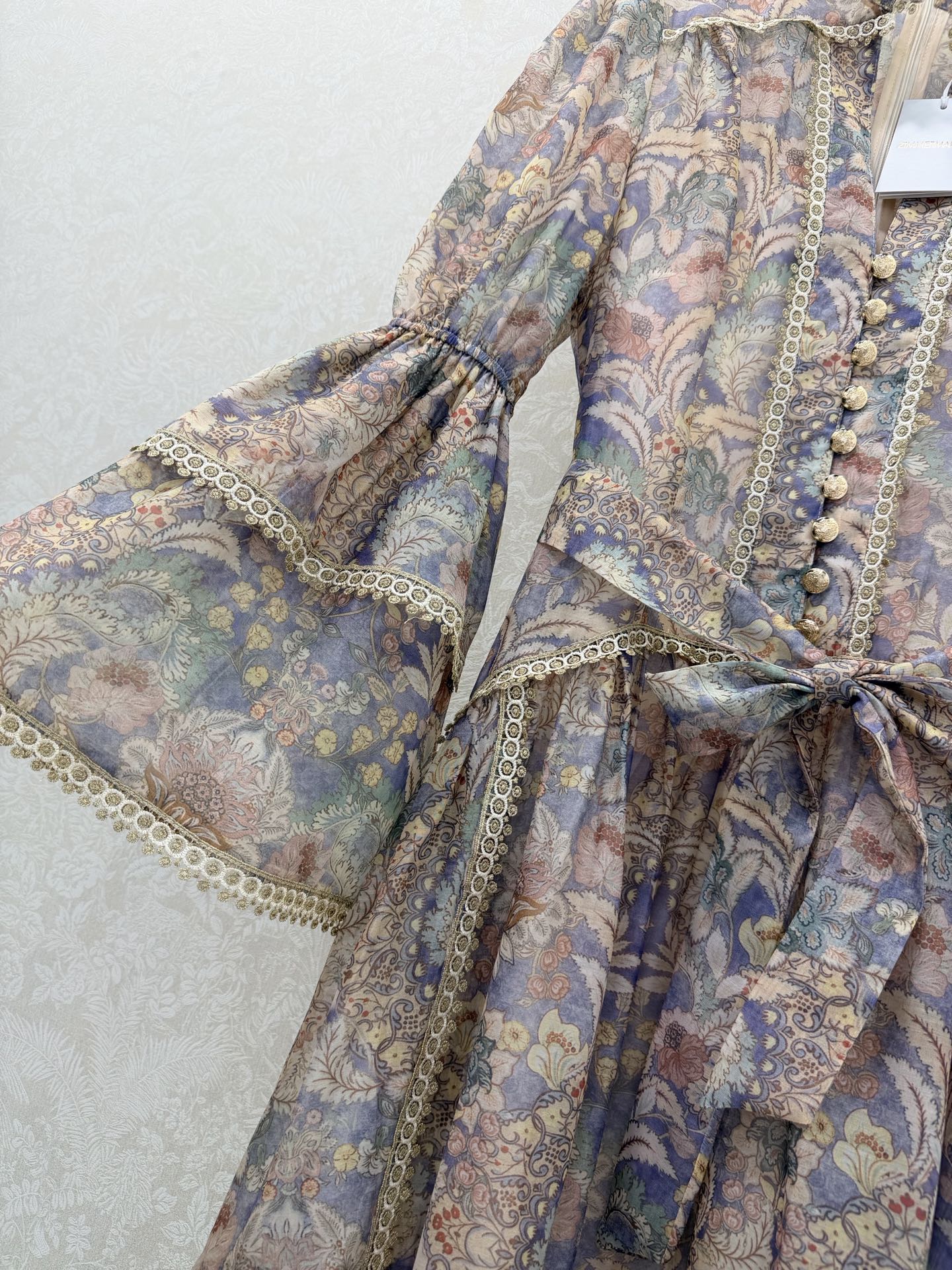 🔥🔥Zimmerman*兹/默曼 26早春新款重工拼接金线蕾丝花边V领连衣裙👗 别致灯笼喇叭袖设计 裙摆