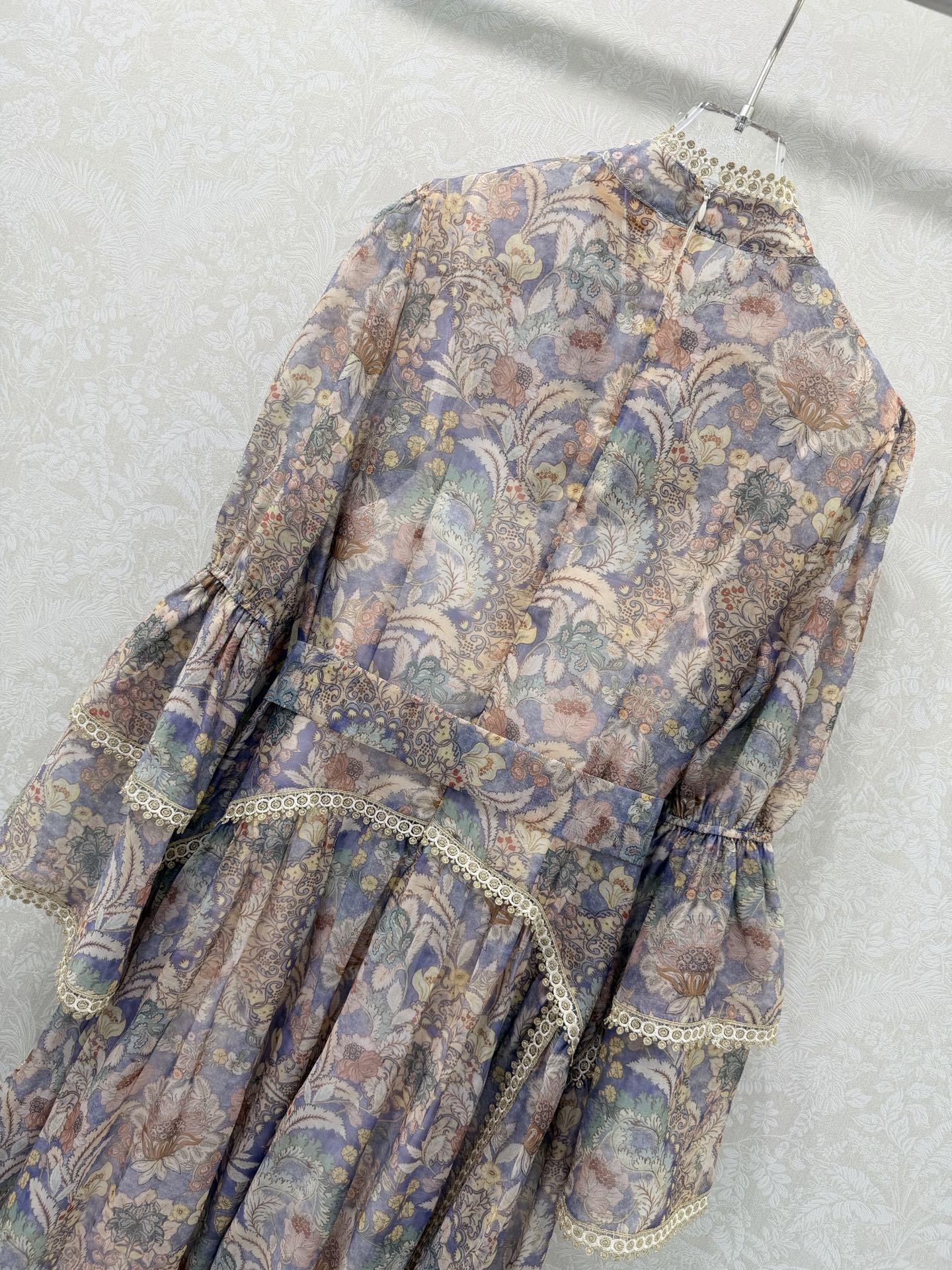 🔥🔥Zimmerman*兹/默曼 26早春新款重工拼接金线蕾丝花边V领连衣裙👗 别致灯笼喇叭袖设计 裙摆