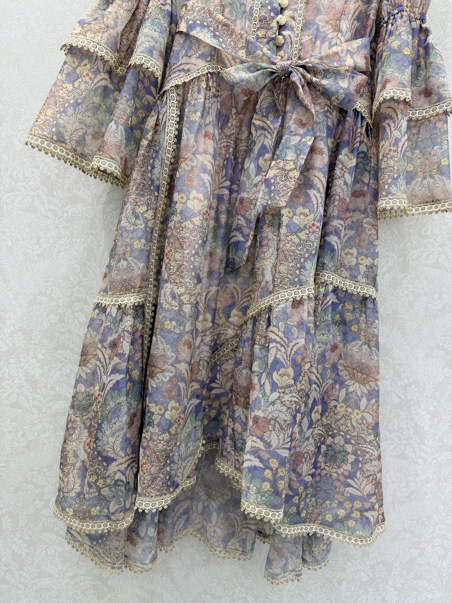 🔥🔥Zimmerman*兹/默曼 26早春新款重工拼接金线蕾丝花边V领连衣裙👗 别致灯笼喇叭袖设计 裙摆