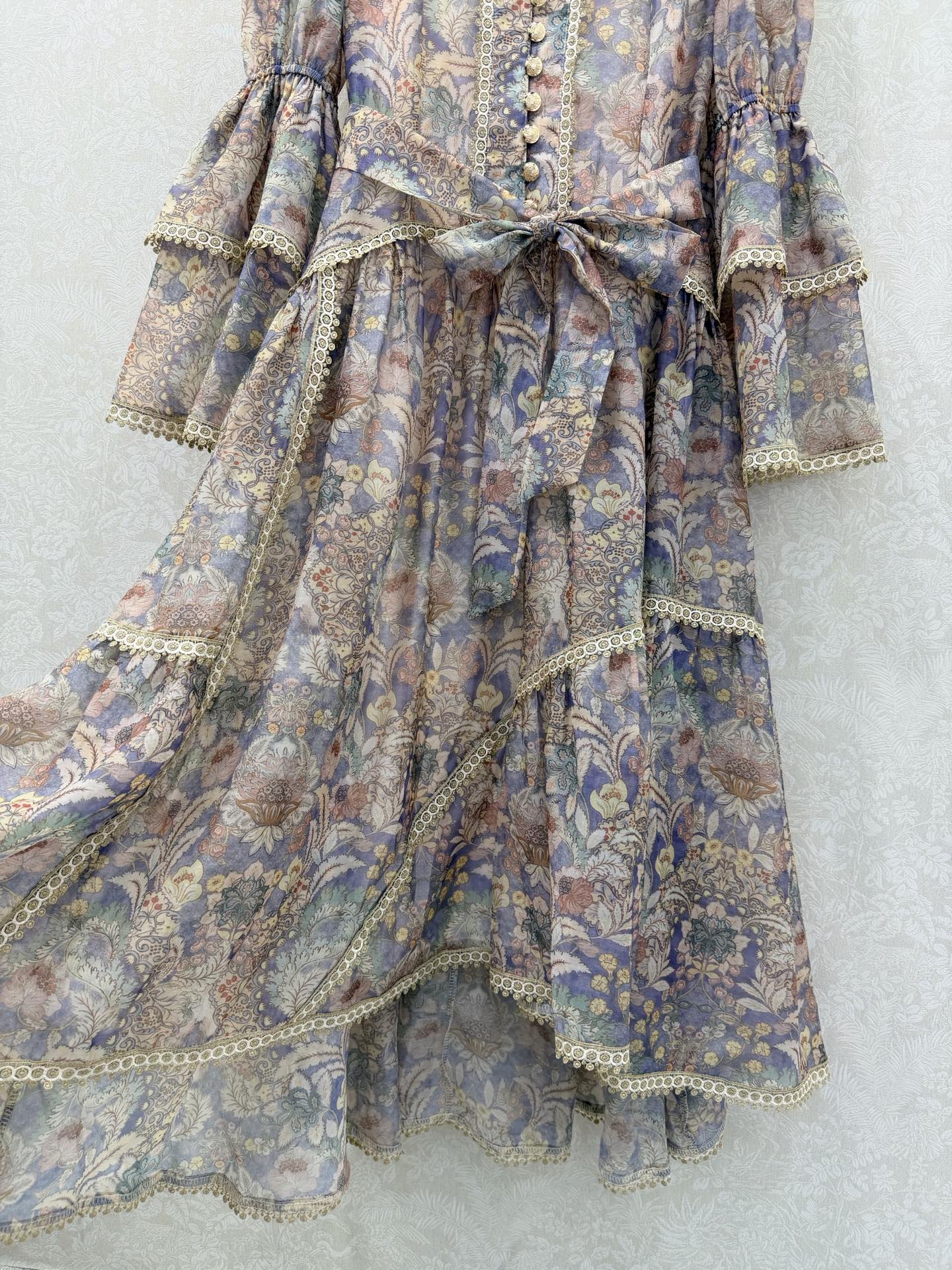 🔥🔥Zimmerman*兹/默曼 26早春新款重工拼接金线蕾丝花边V领连衣裙👗 别致灯笼喇叭袖设计 裙摆