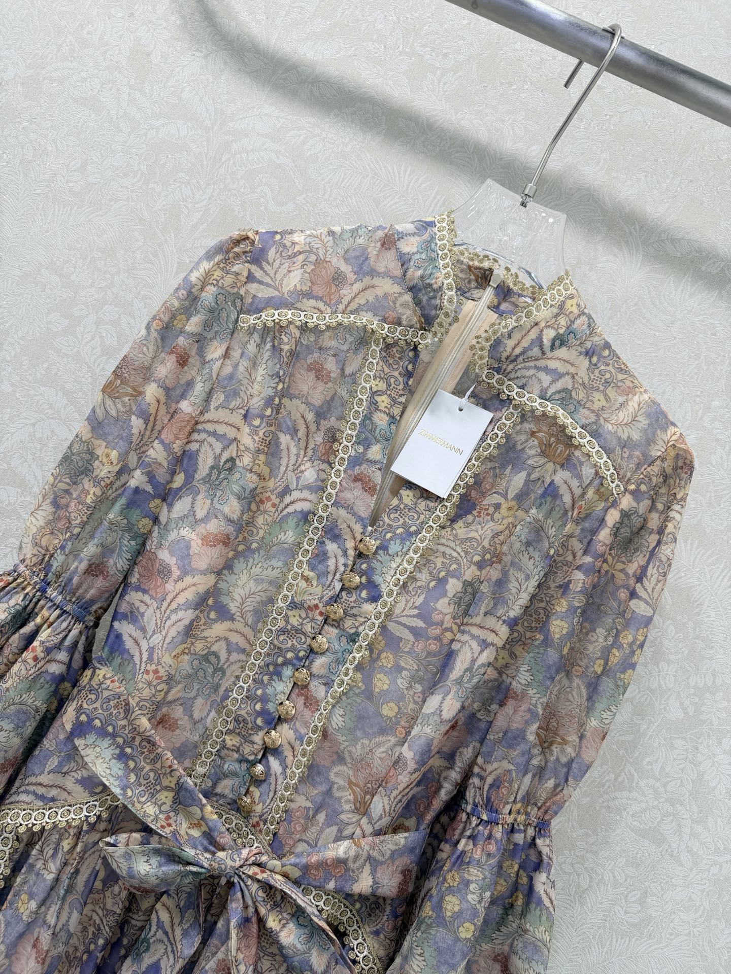 🔥🔥Zimmerman*兹/默曼 26早春新款重工拼接金线蕾丝花边V领连衣裙👗 别致灯笼喇叭袖设计 裙摆