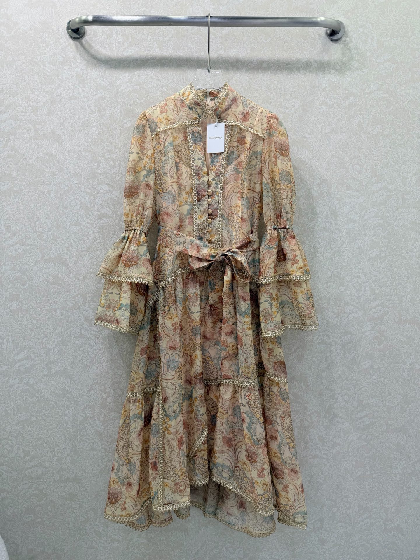 🔥🔥Zimmerman*兹/默曼 26早春新款重工拼接金线蕾丝花边V领连衣裙👗 别致灯笼喇叭袖设计 裙摆