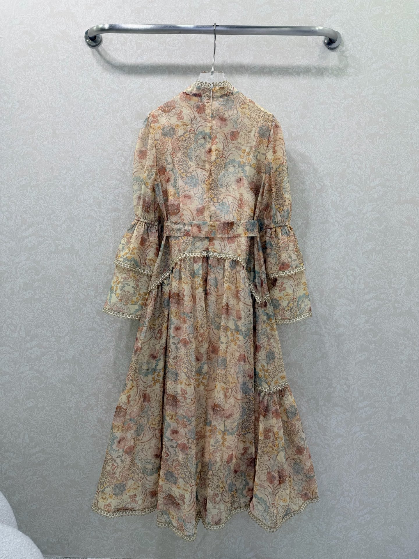 🔥🔥Zimmerman*兹/默曼 26早春新款重工拼接金线蕾丝花边V领连衣裙👗 别致灯笼喇叭袖设计 裙摆