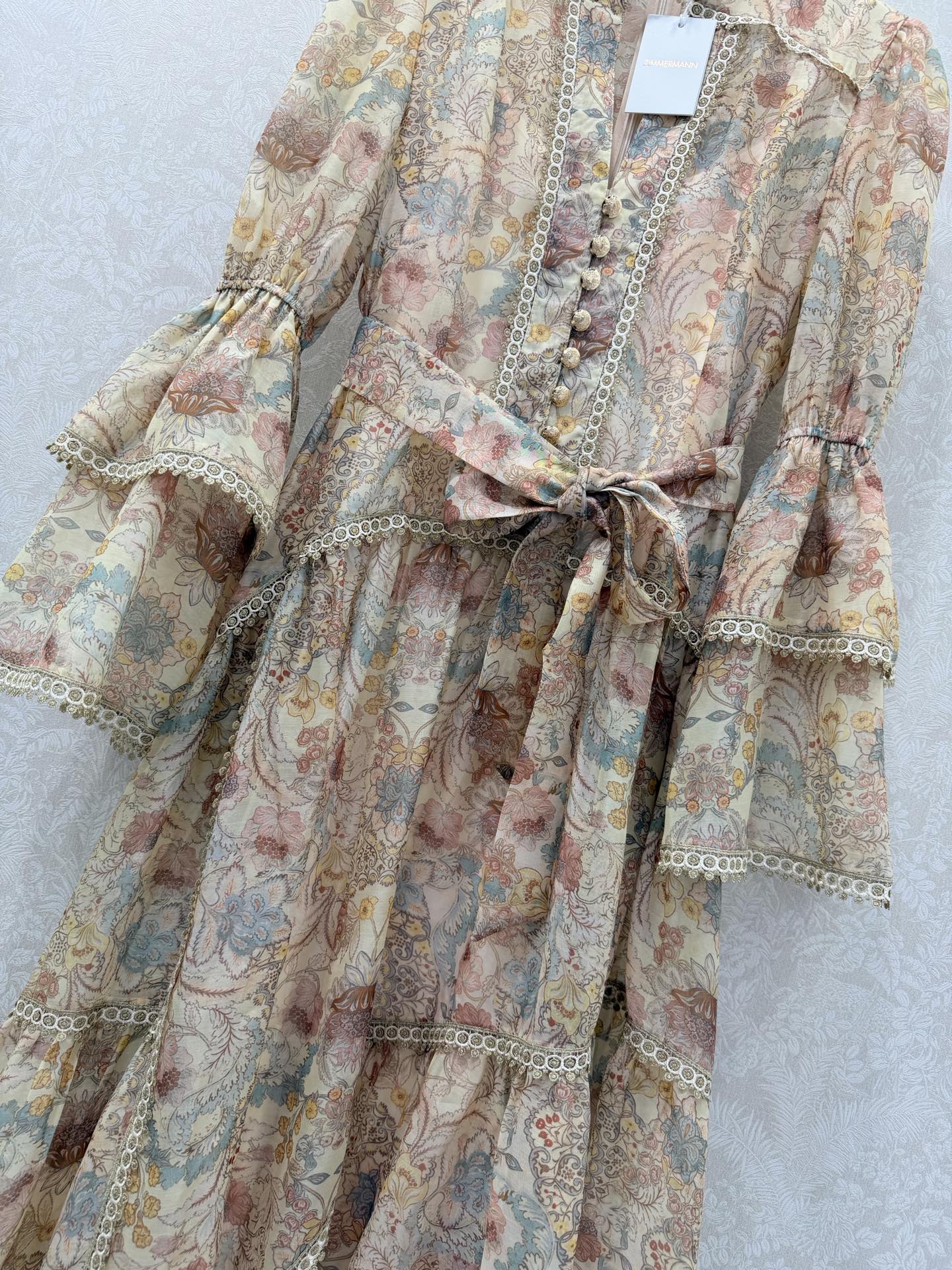 🔥🔥Zimmerman*兹/默曼 26早春新款重工拼接金线蕾丝花边V领连衣裙👗 别致灯笼喇叭袖设计 裙摆