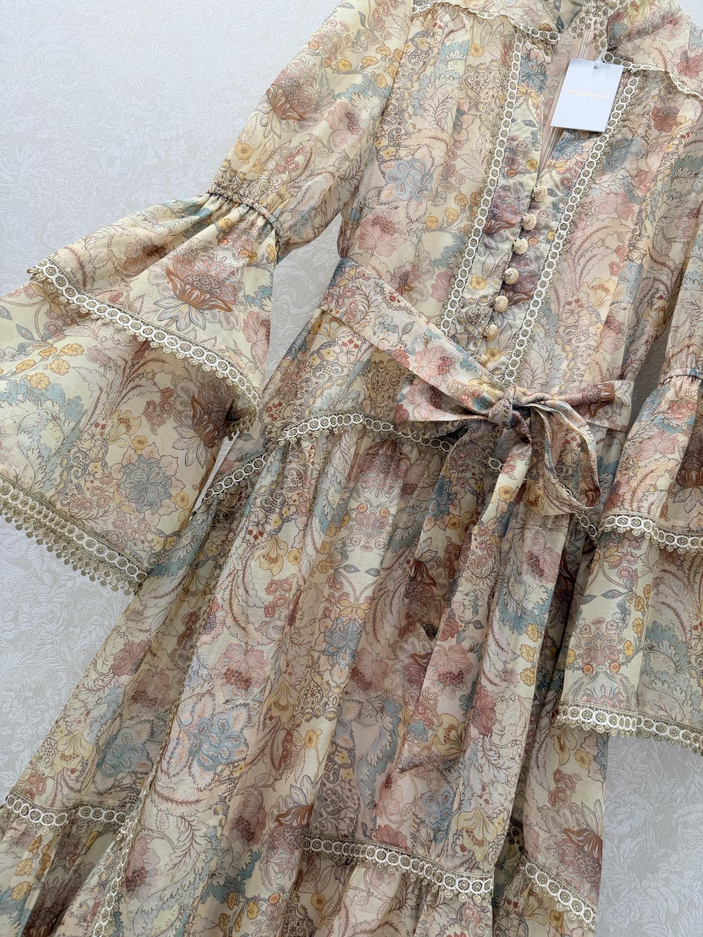 🔥🔥Zimmerman*兹/默曼 26早春新款重工拼接金线蕾丝花边V领连衣裙👗 别致灯笼喇叭袖设计 裙摆