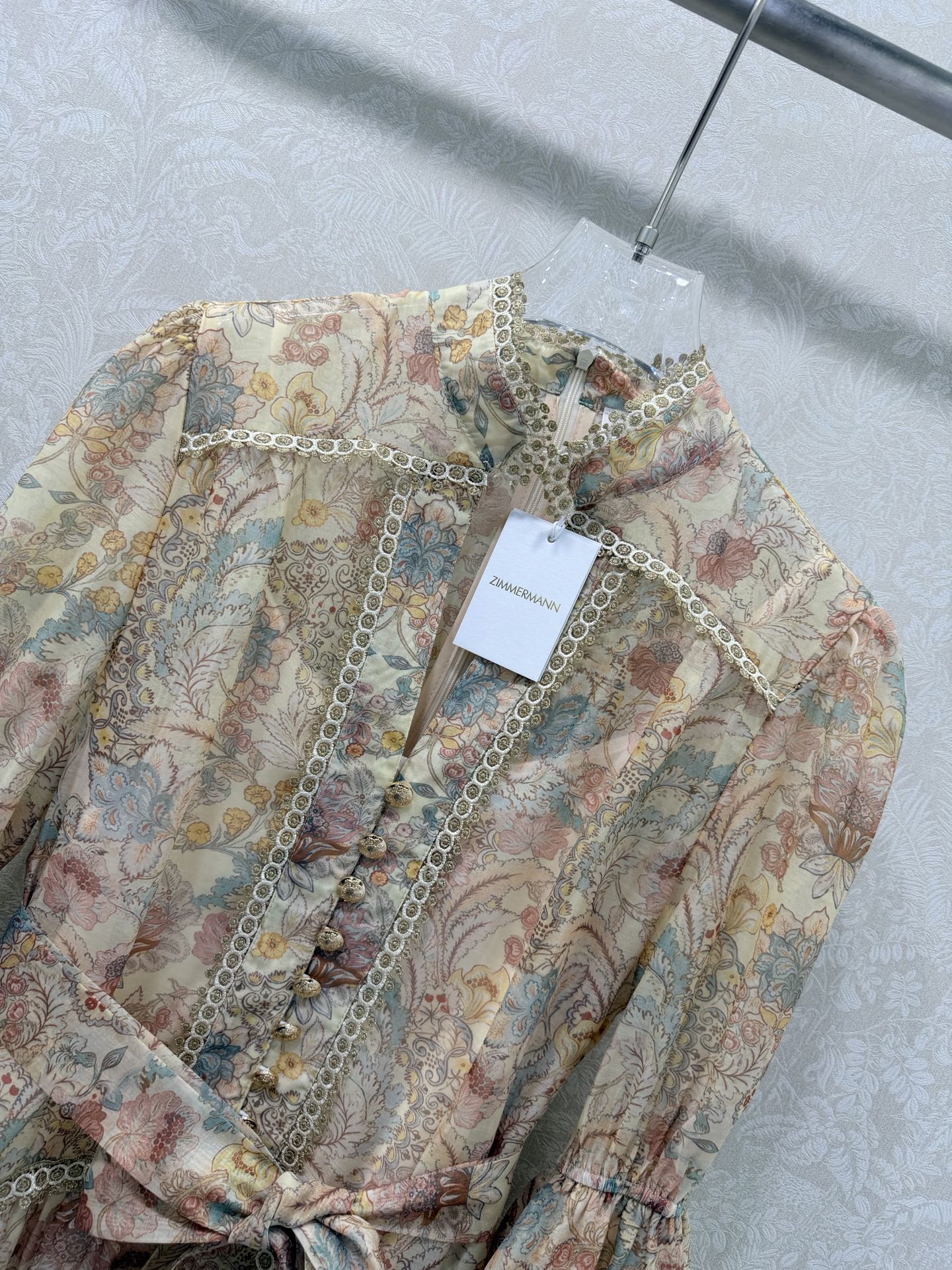 🔥🔥Zimmerman*兹/默曼 26早春新款重工拼接金线蕾丝花边V领连衣裙👗 别致灯笼喇叭袖设计 裙摆
