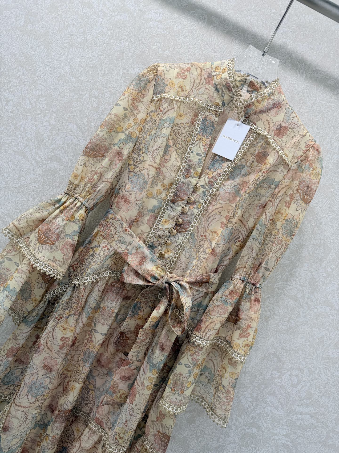 🔥🔥Zimmerman*兹/默曼 26早春新款重工拼接金线蕾丝花边V领连衣裙👗 别致灯笼喇叭袖设计 裙摆