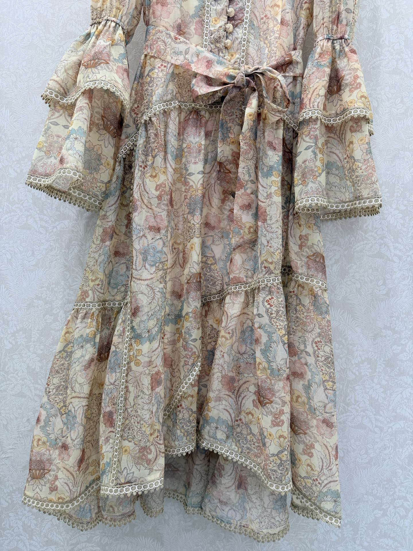 🔥🔥Zimmerman*兹/默曼 26早春新款重工拼接金线蕾丝花边V领连衣裙👗 别致灯笼喇叭袖设计 裙摆