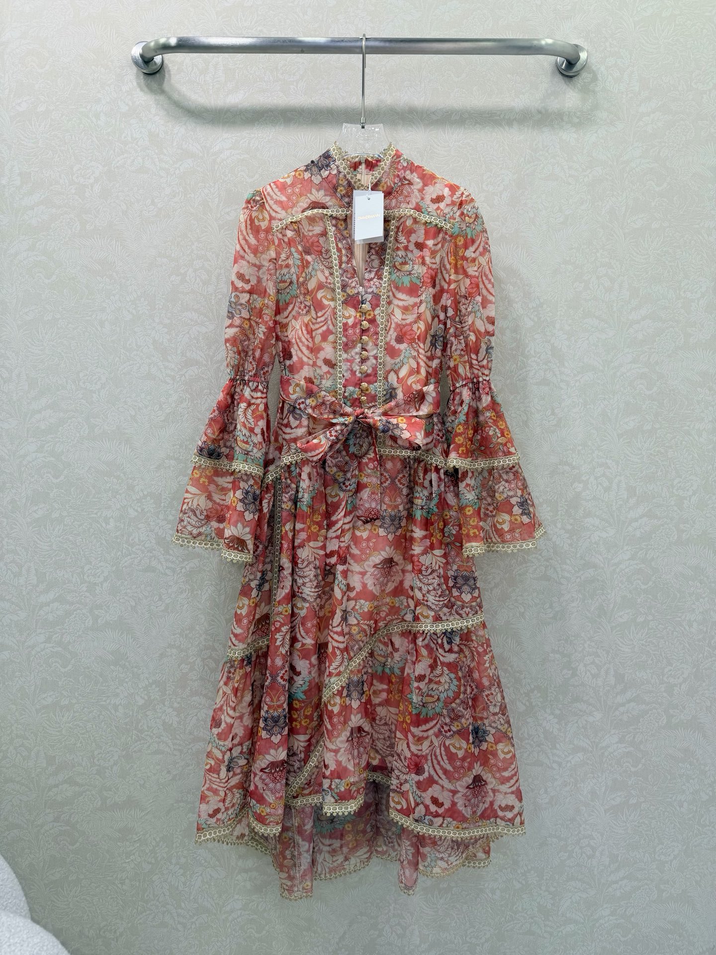 NO:638786,Zimmerman*/Merman 26 new early spring heavy-work splicing gold lace V-neck dress. Unique lantern trumpet sleeve design. The skirt is short in the front and long in the back. It has a sense of layering. Single-breasted custom hardware on the front. Super eye-catching and eye-catching. Comes with a belt in original color. The skirt is oversized and the materials are full of sincerity. Super invincible fairy style. Heavy-working details, perfect replica of the counter style. Full of high-end, super correct version. It shows your temperament in any casual match.  3 colors and 4 codes SMLXLB, Zimmerman-clothing, skirts, alexander wang19860909Zimmerman*兹/默曼 26早春新款重工拼接金线蕾丝花边V领连衣裙 别致灯笼喇叭袖设计 裙摆前短后长富有层次感 前襟单排扣定制五金 超吸睛让人眼前一亮 配送本布色系腰带 裙身超大摆用料诚意满满 超无敌仙女款 重工细节,完美复刻专柜款 高级感满满,版型超正 随意一搭都显气质 3色4码SMLXLB,兹默曼-服装,skirts,alexander wang,Women's clothing