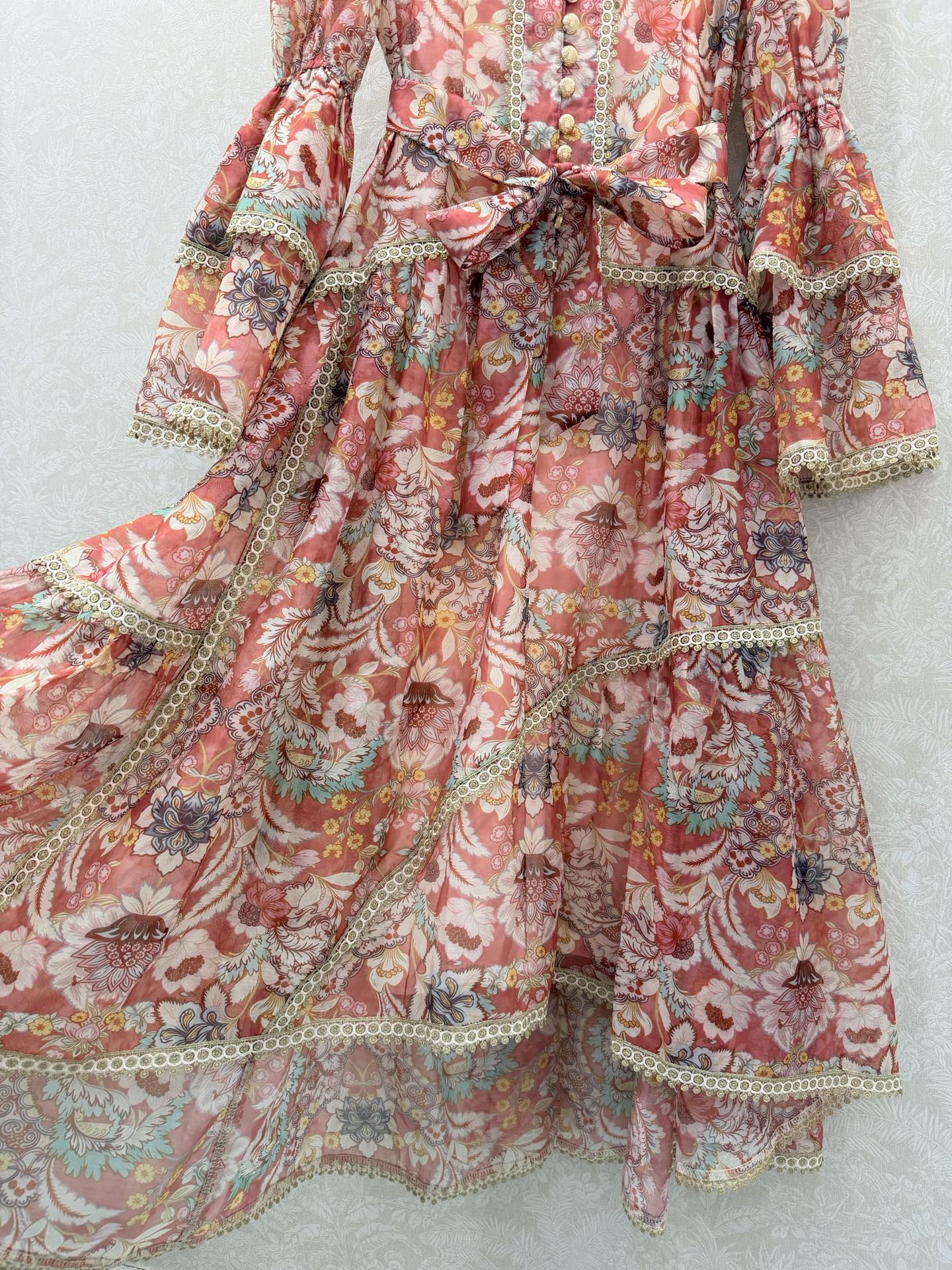 🔥🔥Zimmerman*兹/默曼 26早春新款重工拼接金线蕾丝花边V领连衣裙👗 别致灯笼喇叭袖设计 裙摆