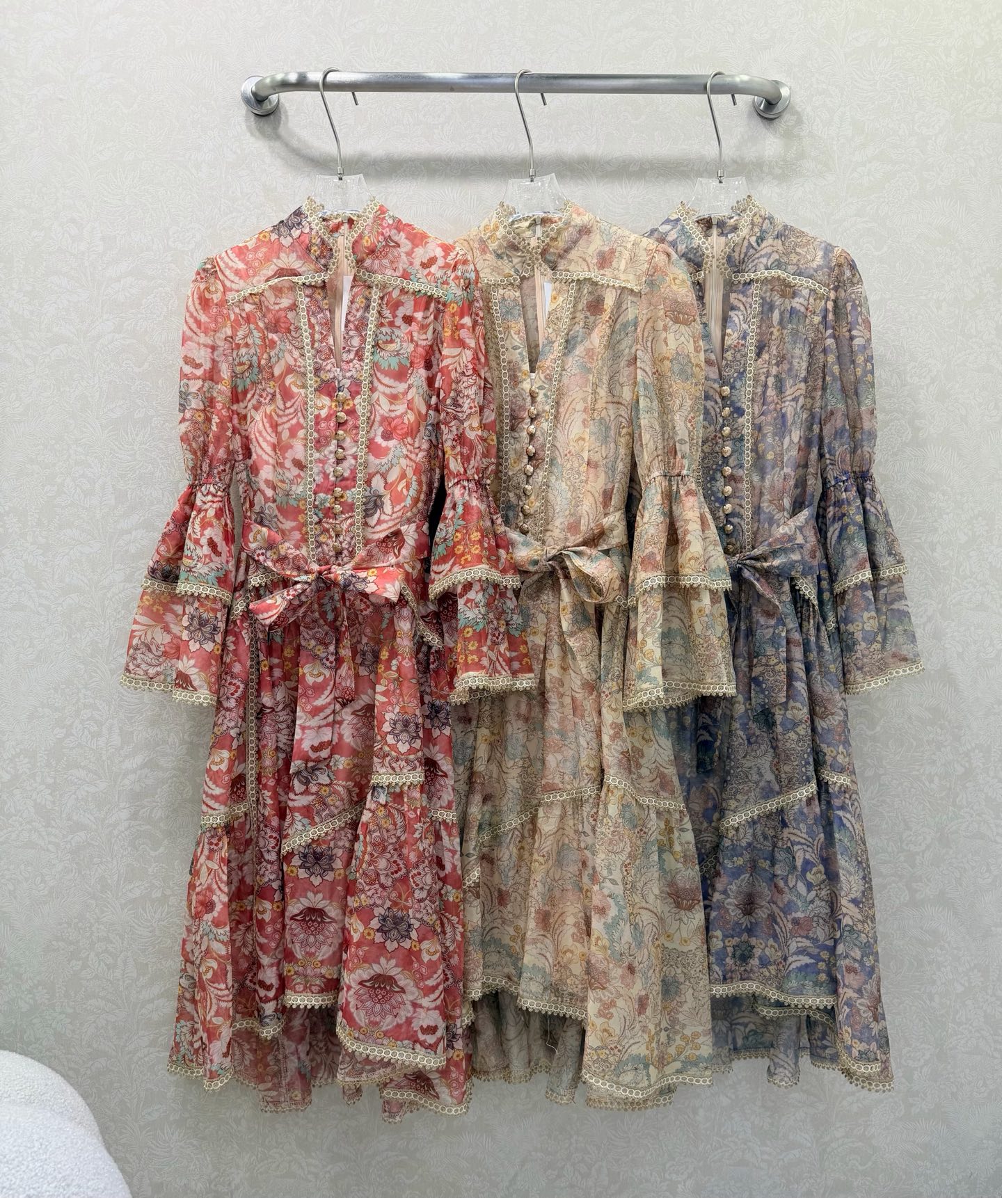 🔥🔥Zimmerman*兹/默曼 26早春新款重工拼接金线蕾丝花边V领连衣裙👗 别致灯笼喇叭袖设计 裙摆