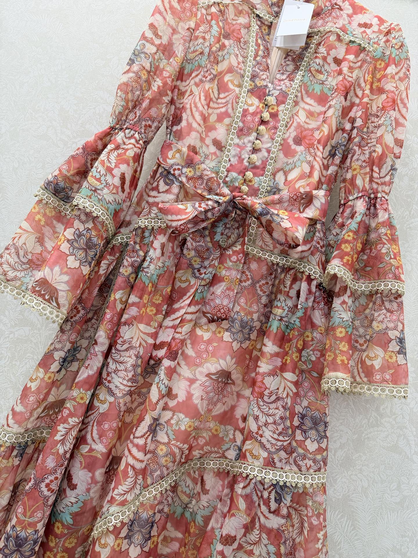 🔥🔥Zimmerman*兹/默曼 26早春新款重工拼接金线蕾丝花边V领连衣裙👗 别致灯笼喇叭袖设计 裙摆