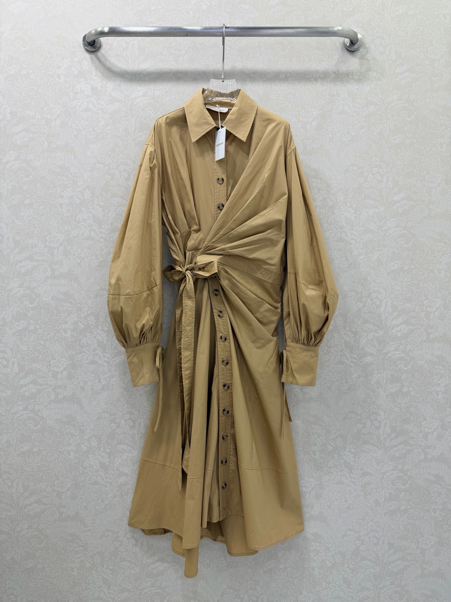 NO:639148,Zimmerman*/Merman 26 early spring new styles are released at the same time. Lapel solid color long-sleeved long dress. Lapel and lantern sleeve design. Front sloping belt waist design. Customized hardware. Super eye-catching. The cuffs are tightened into puff sleeves. The skirt is oversized and spliced with contrasting materials. Full of sincerity. Super invincible fairy style. Heavy work details, perfect replica of the counter model. Full of high-end, super correct version. It shows your temperament in any casual match.  2 colors 4 codes SMLXLB, Zimmerman-clothing, skirts, alexander wang19860909Zimmerman*兹/默曼 26早春新款同步上新啦 翻领净色长袖长款连衣裙 翻领和灯笼袖设计 前襟斜垮腰带收腰设计 定制五金 超吸睛让人眼前一亮 袖口收紧变成泡泡袖 裙身超大摆拼接撞色用料诚意满满 超无敌仙女款 重工细节,完美复刻专柜款 高级感满满,版型超正 随意一搭都显气质 2色4码SMLXLB,兹默曼-服装,skirts,alexander wang,Women's clothing