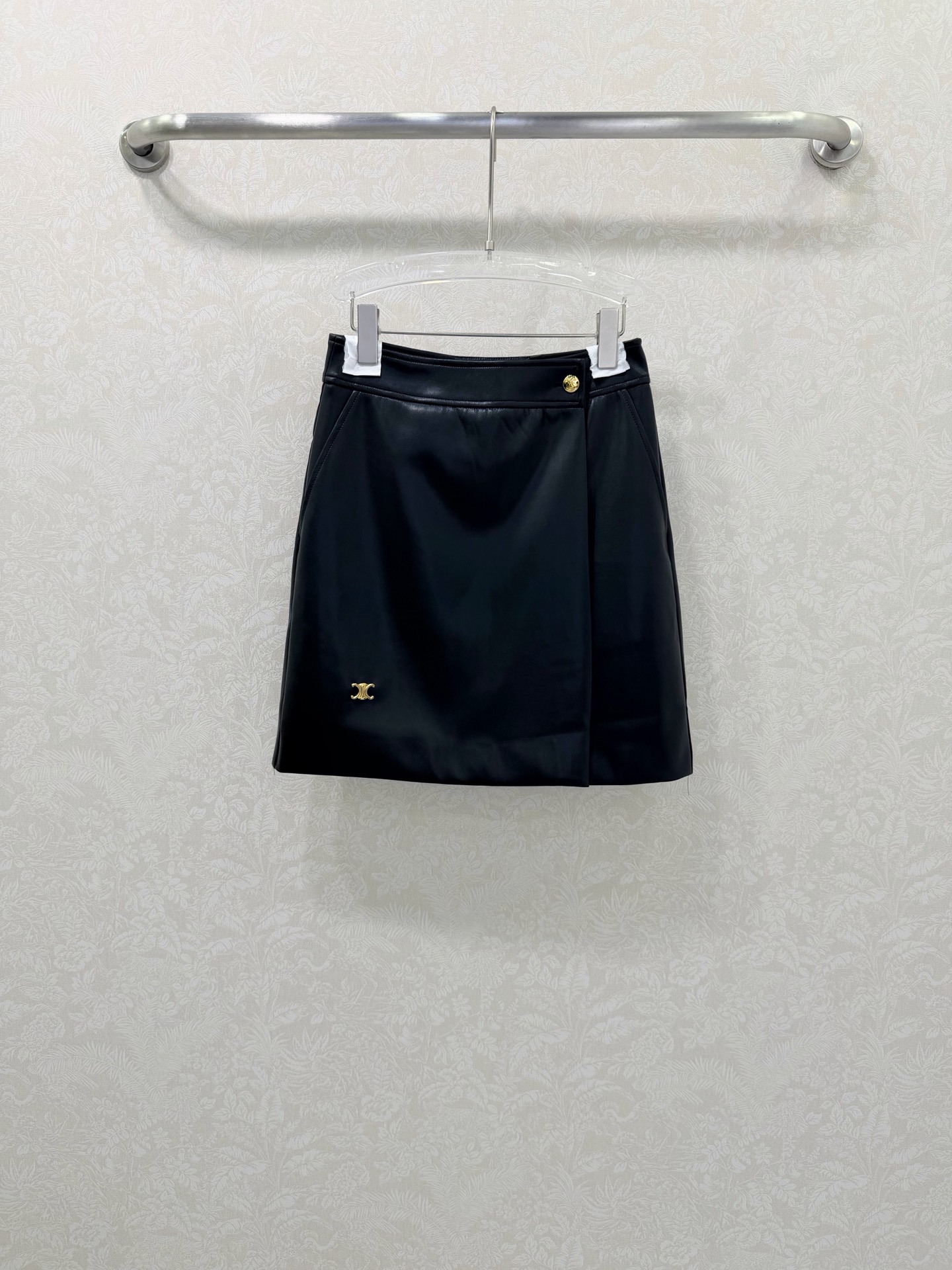 NO:639154,CELIN*25 autumn and winter simulated leather washed and washed leather short skirt, single button at the waist, tower design, logo Arc de Triomphe metal decoration on the skirt, it is simply a fairy item, super good-looking, improves the temperament in one second, the whole version is very slim and hides the flesh, feels really super good and very simulated, the real thing is very textured pants, single color size 3 SMLB, Celine-clothing, celine, celine, skirts, alexander wang19860909CELIN*25秋冬仿真皮洗水皮短裙半裙 腰头单粒扣 塔片设计 裙摆处logo凯旋门金属装饰 简直是神仙单品 超高颜值 一秒提升气质感 整个版型非常藏肉显瘦 手感真的超级好非常仿真 实物很有质感裤子 单色3码SMLB,赛琳-服装,celine,celine,skirts,alexander wang,Women's clothing
