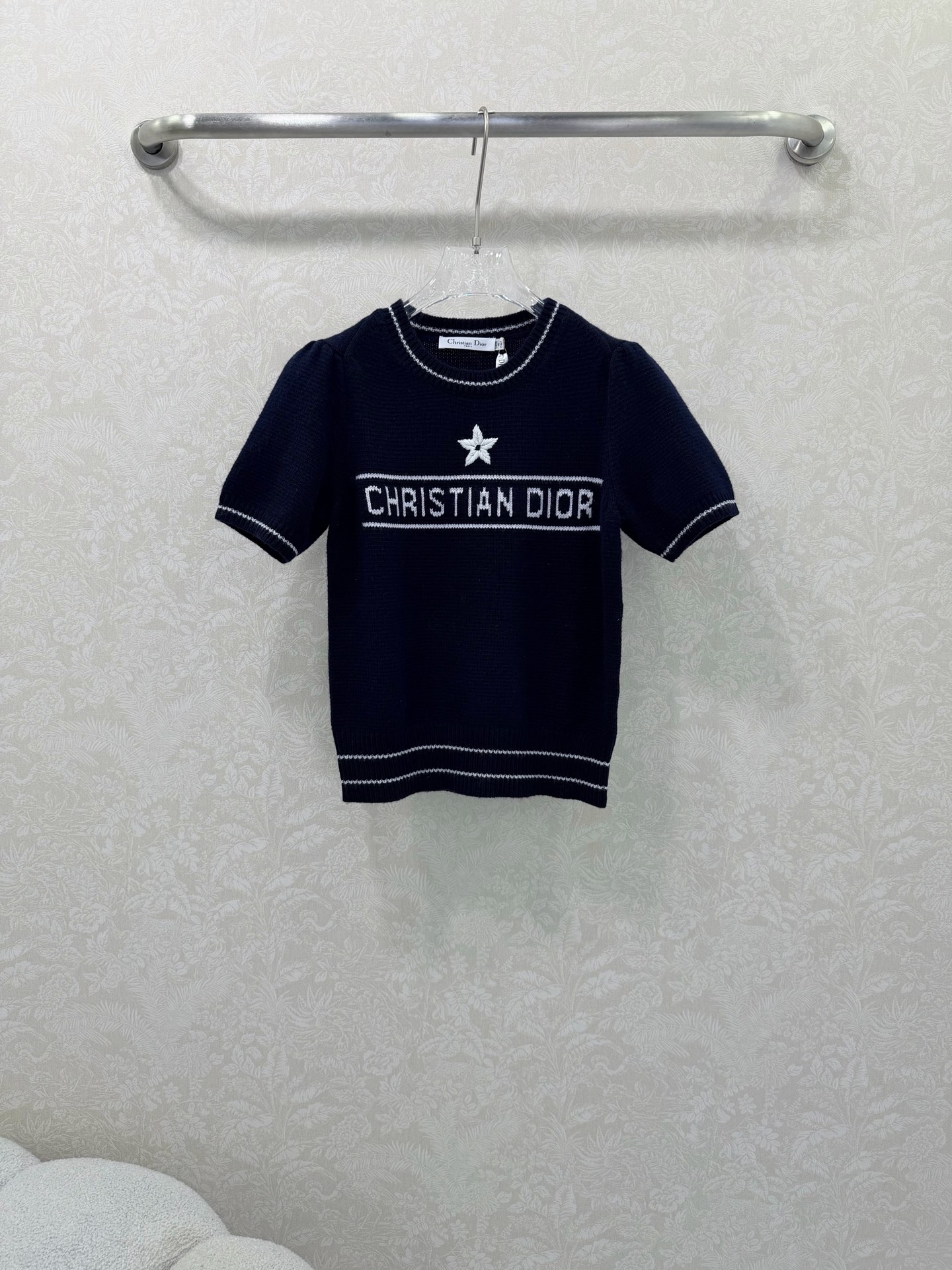 NO:639157,Dio *25 new five-pointed star short-sleeved sweater. Classic round neckline. Puff sleeve design. Hand-embroidered lucky star pattern. Jacquard craftsmanship with brand logo. Wool and cashmere blended fabric. Slim-fitting fit. The upper body is slim and elegant. A must-have for white and rich women. The handmade crochet lucky star has perfect details, no tying at all, soft and waxy texture, and the blue version is obviously different from cream white (cream white is relatively larger). Look for the version.  2 colors and 3 codes SMLB, Dior-clothing, dior, dior, sweaters, T-shirt, alexander wang19860909Dio *25新款五角星短袖毛衣 经典圆领领口 泡泡袖设计 手工刺绣幸运星图案 品牌logo标志提花工艺 羊毛羊绒混纺面料 修身版型 上身显瘦又气质 白富美必备 纯手工钩针幸运星星细节完美,贴身完全不扎,手感软糯糯,质感一绝蓝色版型与奶油白有明显区别（奶油白相对偏大一点点）认准版本 2色3码SMLB,迪奥-服装,dior,dior,sweaters,T-shirt,alexander wang,Women's clothing