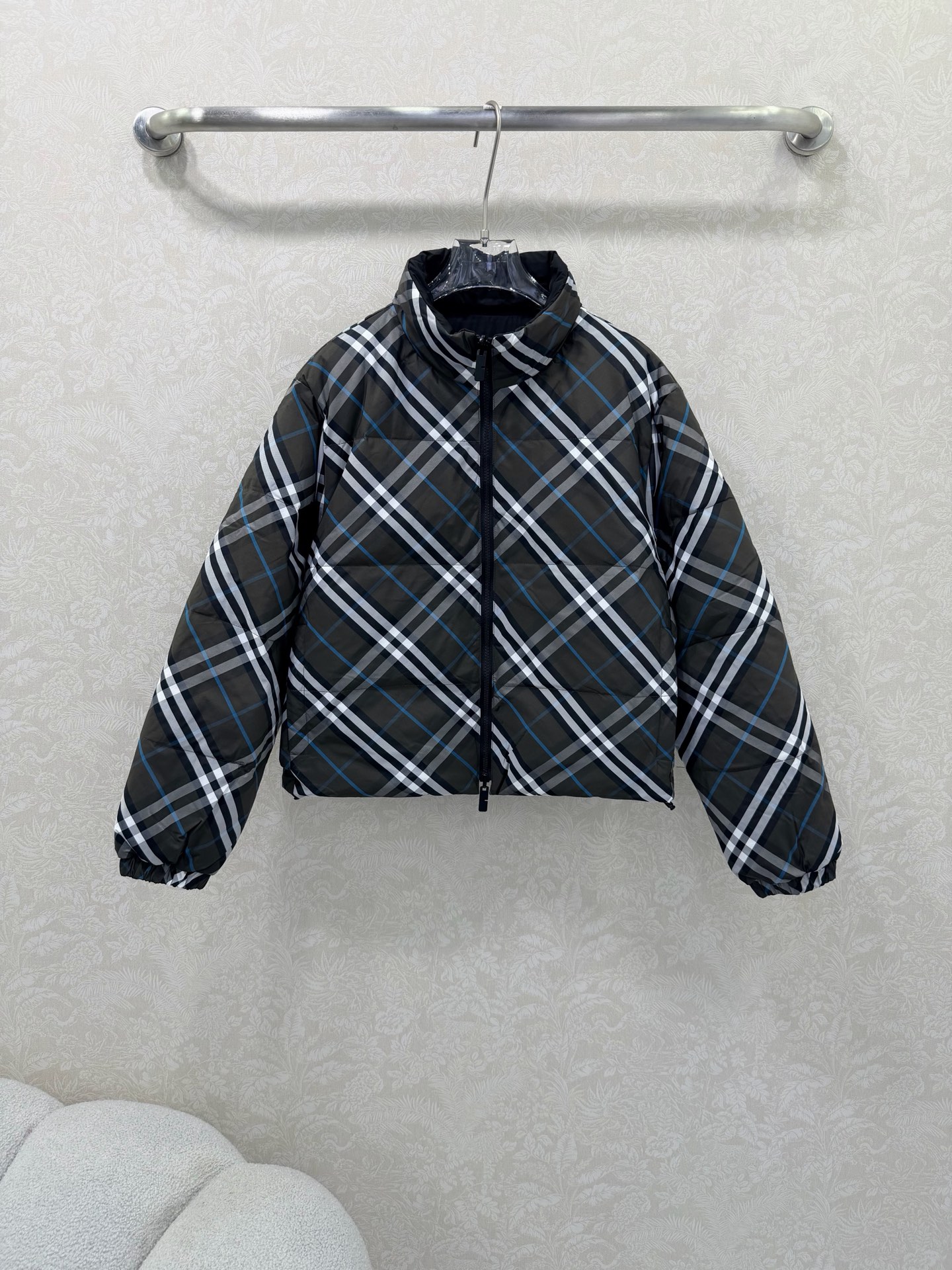 NO:639160,Burber*y25 new autumn and winter women's stand-up collar reversible zipper short bread down jacket, one side is Vintage retro plaid + one side is black with war horse logo embroidery, reversible!  It is made of high-density anti-drilling velvet fabric, which is wrinkle-resistant and easy to care for, comfortable, windproof and warm. Front zipper closure, 90 velvet filling, 1:1 original developed hardware accessories. The short version is fashionable and stylish. The first choice for high-quality down jackets in autumn and winter ~ two-color high-end old money style color matching!  2 colors and 3 sizes SMLB, Burberry-clothing, burberry, jackets & coats, down jacket, alexander wang19860909Burber*y25秋冬新款女士立领双面穿拉链短款面包羽绒外套 一面Vintage 复古格纹+一面战马徽标刺绣黑色 两面可穿！ 采用高密防钻绒面料 抗皱好打理, 舒适防风保暖. 前襟拉链开合,90绒填充 1:1原版开发五金辅料.短款版型时尚有型 高品相的秋冬首选羽绒服～两色高级老钱风配色！2色3码SMLB,博柏利-服装,burberry,jackets & coats,down jacket,alexander wang,Women's clothing