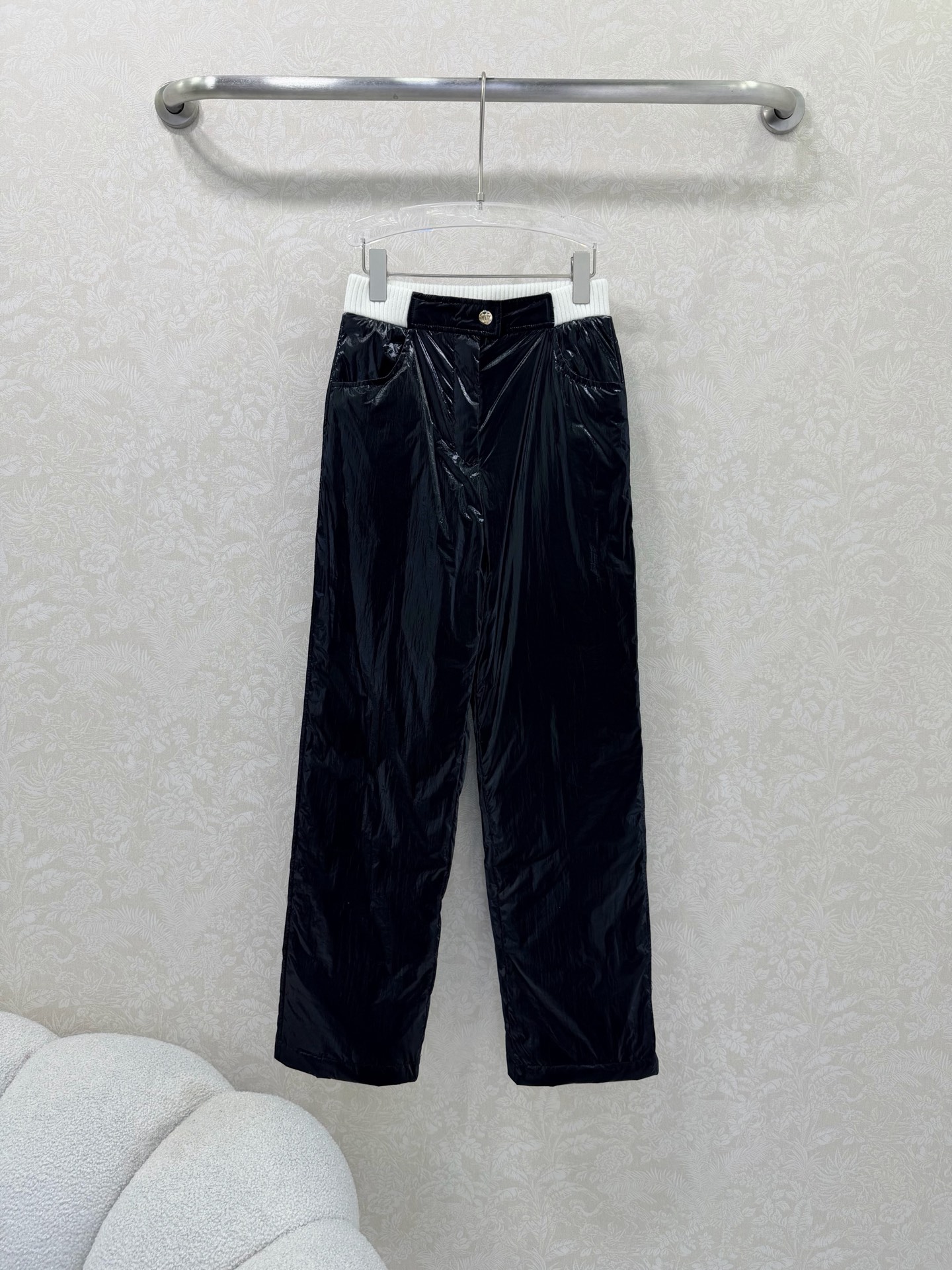 NO:639163,chan*L coco 25N skiing black and white color threaded waist knitted sports and leisure down pants with great warmth, windproof drawstring hem design, straight version, fashionable and versatile!  Casual and handsome!  Coated nylon fabric, national standard 90 white duck down filling, original customized snow mountain beading embroidery patch decoration, workmanship quality depends on the details!  2 colors and 3 sizes SMLB, Chanel-clothing, chanel, chanel, down jacket, alexander wang19860909chan*L coco 25N滑雪黑白配色螺纹拼腰针织保暖度爆棚的运动休闲羽绒裤,防风束口内裤脚设计直筒版型时髦百搭！休闲帅气！涂层尼龙面料国标90白鸭绒填充,原版定制雪山钉珠刺绣贴章装饰,做工品质看细节！2色3码SMLB,香奈儿-服装,chanel,chanel,down jacket,alexander wang,Women's clothing