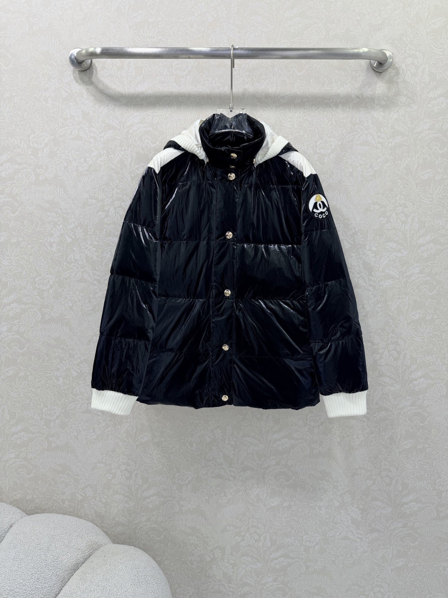 NO:639166,chan*L coco 25N ski down jacket in black and white color. Pearlescent coated nylon fabric, national standard 90 white duck down filling, warm and waterproof, with detachable waist skirt design inside. Customized hardware with original custom snow mountain beading embroidery patch decoration. The hardware accessories have a fashionable and high-end feel, and the detachable hood. The H version of the bread jacket has a handsome tone that is A and sassy!  It can be sweet or salty, and it looks great with any combination, and the details are all in place!  2 colors and 3 sizes SMLB, Chanel-clothing, chanel, chanel, skirts, down jacket, hats, alexander wang19860909chan*L coco 25N滑雪黑白配色羽绒服 珠光涂层尼龙面料国标90白鸭绒填充保暖又防水,内里带可拆卸腰裙设计 定制五金原版定制雪山钉珠刺绣贴章装饰.五金配件自带时髦高级感,可拆卸连帽.面包服H版型帅气的调调又A又飒！可甜可盐随意搭配超好看,细节全面到位！ 2色3码SMLB,香奈儿-服装,chanel,chanel,skirts,down jacket,hats,alexander wang,Women's clothing