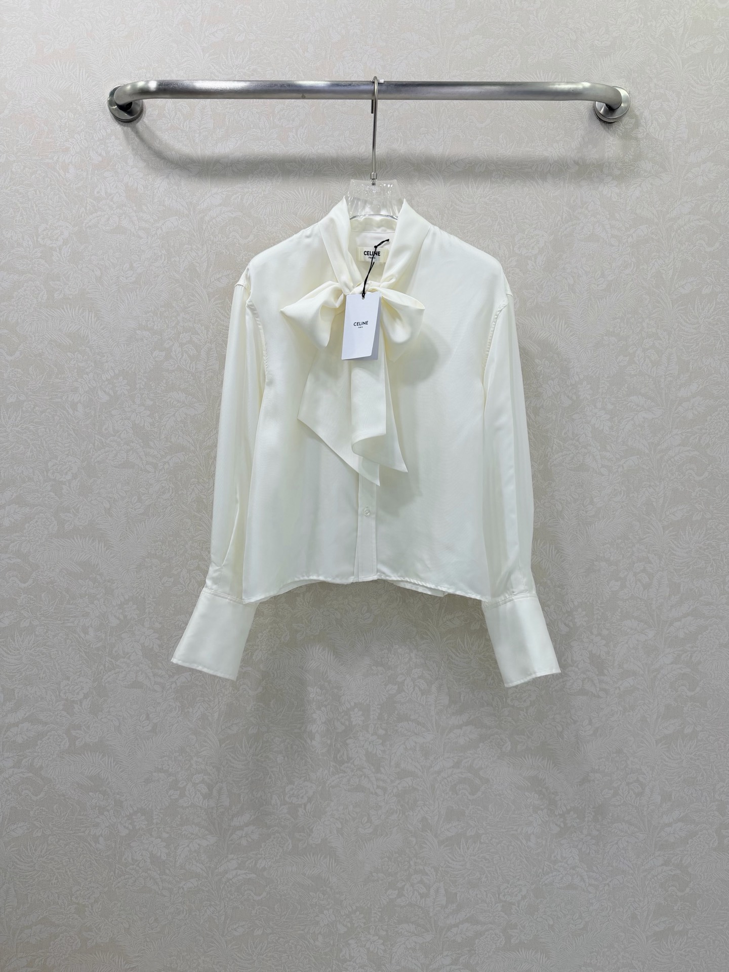 NO:639169,CELIN*26 new silk ribbon shirt!  High-end 11 customized gentle off-white ribbons can be tied with bows to sweeten your age, heavy industry and high quality!  Mulberry silk material!  Light and noble!  Sweet and elegant white and rich beauty item!  Yise SMLB, Celine-clothing, celine, celine, shirts, real silk, alexander wang19860909CELIN*26新款真丝飘带衬衫！高端11定制温柔米白色飘带可系蝴蝶结甜美减龄,重工高货！桑蚕丝真丝材质！轻盈高贵！甜美优雅的白富美单品！一色SMLB,赛琳-服装,celine,celine,shirts,real silk,alexander wang,Women's clothing