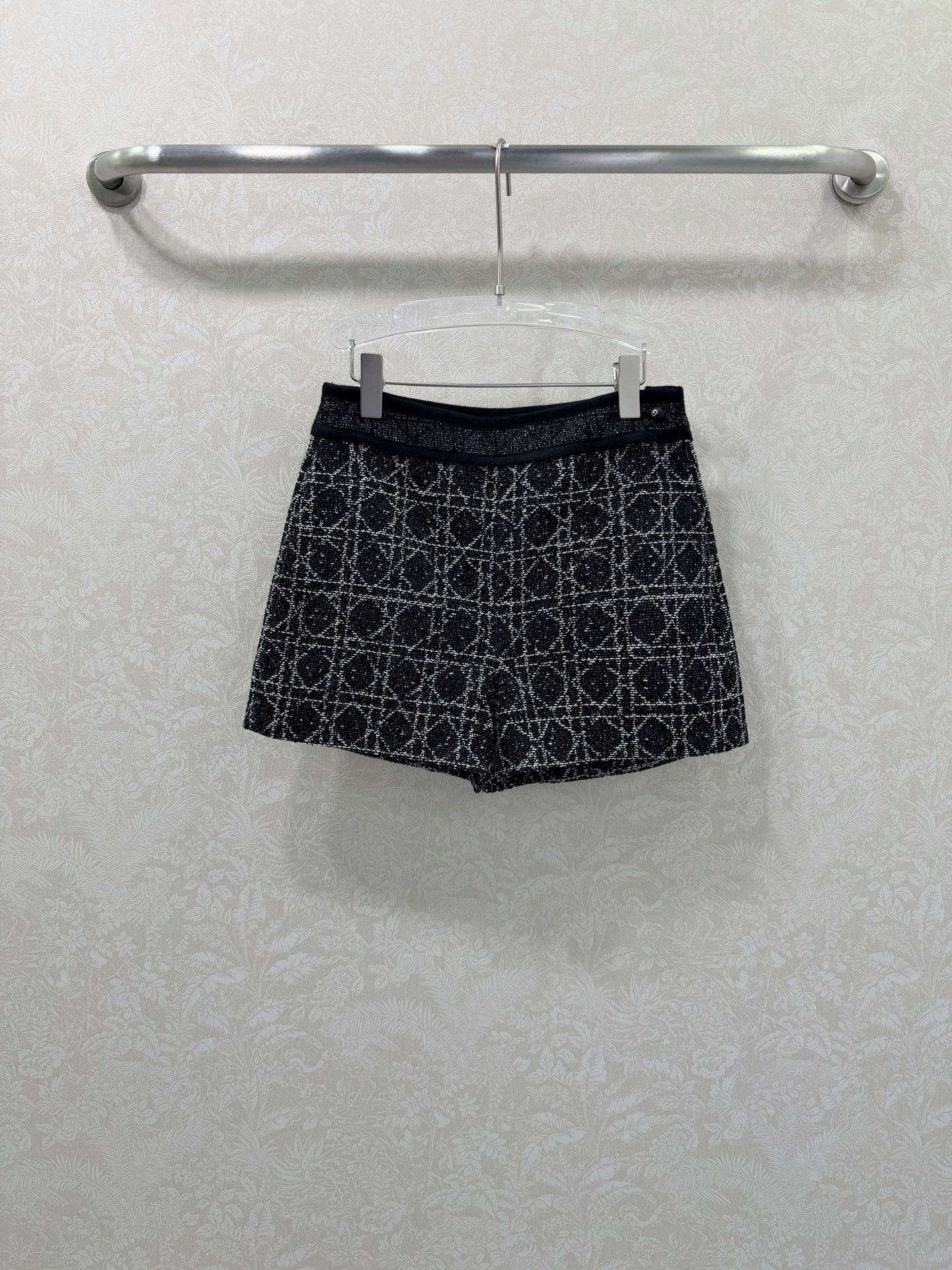 NO:639146,Dio* 25 new cannage jacquard shorts. Customized YB imported woolen material. High-end appearance. Single button on the side waist. The classic Princess Diana cannage pattern is a long-lasting treasure. Customized fabrics, beautiful rhombus pattern, highlighting the simple yet refined texture, highlighting the unique fashion charm! Classic version, elegant and generous, the upper body is not flattering and can be easily controlled ~ size 3 SMLB, Dior-clothing, dior, dior, shorts, alexander  wang19860909Dio* 25新款藤格提花短裤 定制YB进口粗纺毛呢材质 高级品相 侧边腰头单粒扣 经典戴妃藤格纹元素弥久珍藏,定制面料,漂亮的菱格图案,突显纹理感简约而不失精致感,彰显别具一格的时尚魅力! 经典版型,优雅大方,上身不挑人 可轻松驾驭~3码SMLB,迪奥-服装,dior,dior,shorts,alexander wang,Women's clothing