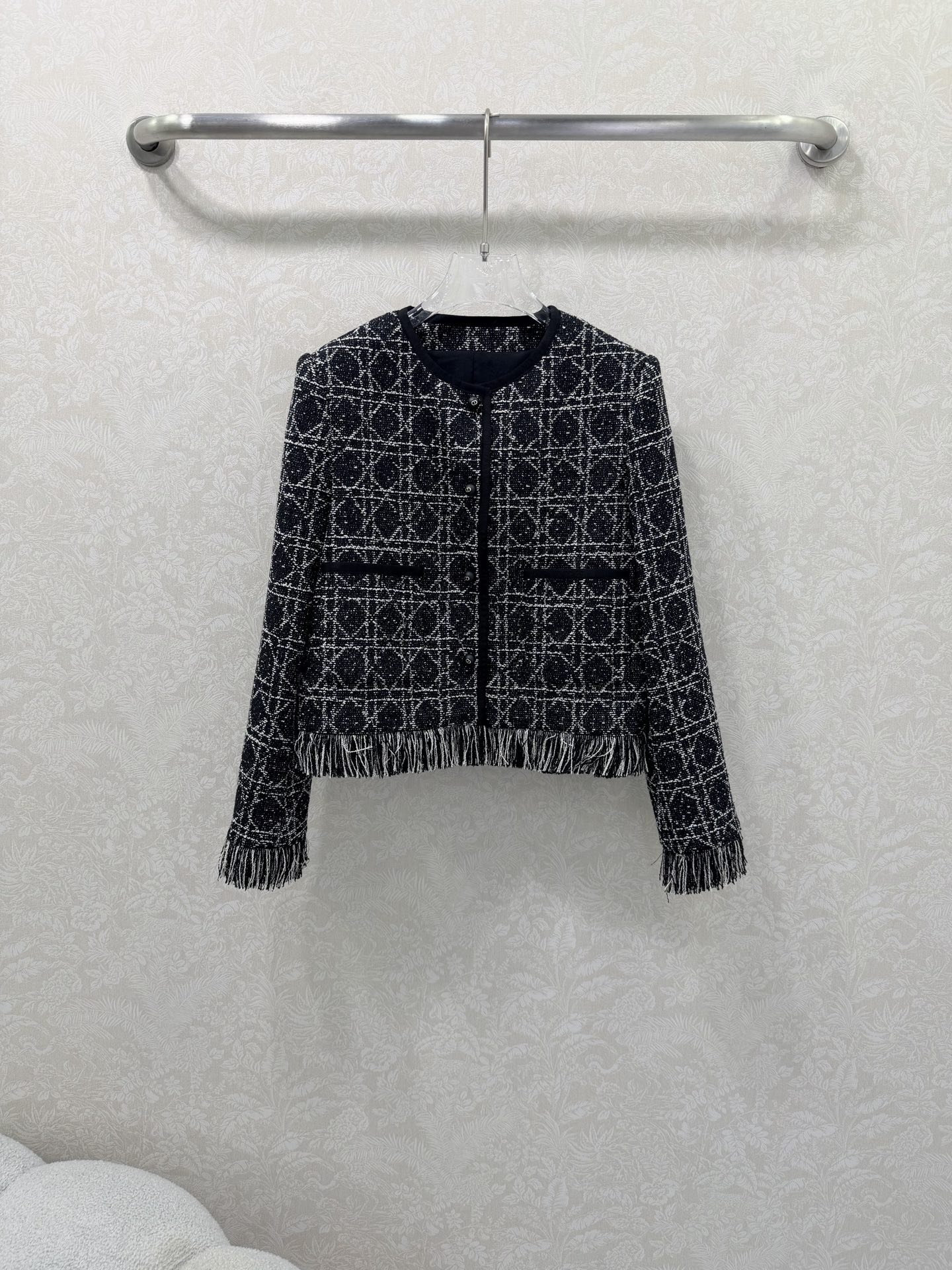 NO:639172,Dio*25 new fringed cannage pattern round neck dress jacket. Customized YB imported woolen material. High-end appearance. The shoulder pad design fits the body shape. The front neckline is decorated with binding details to add a sense of layering. It is adjusted with a single row of black CD placket buttons. It is intellectual and gentle. The gold yarn is used to interweave the cannage texture according to the rules. It highlights the brand tone and stands out in the style of a lady. Development of surface accessories. The round neck dress jacket is cut and can be matched with series of bottoms.  Perfect interpretation of elegance and richness. The complete set shows nobility and texture. The first choice for formal occasions. Monochrome size 3 SMLB, Dior-clothing, dior, dior, jackets & coats, alexander wang19860909Dio*25新款流苏藤格纹圆领洋装外套 定制YB进口粗纺毛呢材质 高级品相 正肩垫肩版型设计贴合身形 前襟领口饰以捆边细节处理 增添造型层次感 配合单排黑色CD襟扣调节 知性温柔 沿用金丝纱线规则交织出藤格纹肌理 彰显品牌调性 名媛格调立显 面辅料开发 圆领洋装外套剪裁 可搭配系列下装 完美演绎优雅千金感 成套高贵显质感 出席正式场合穿搭首选 单色3码SMLB,迪奥-服装,dior,dior,jackets & coats,alexander wang,Women's clothing