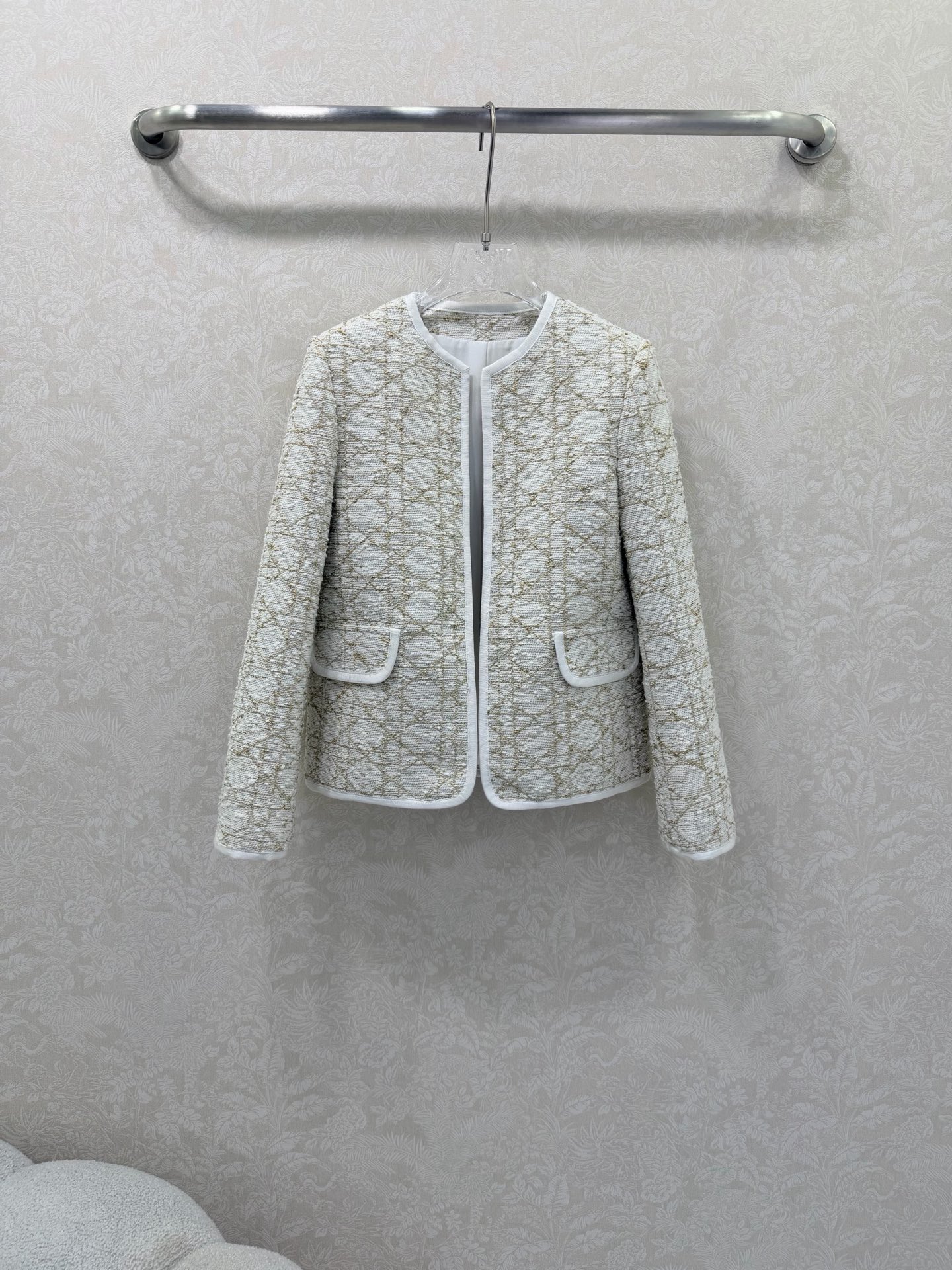 NO:639292,Dio*25's new cannage pattern round neck cardigan dress jacket. Customized YB imported woolen material. High-end appearance. The shoulder padded version is designed to fit the body shape. The front collar is decorated with binding details to add a sense of layering to the style. It is intellectual and gentle. The cannage pattern texture is interwoven with the rules of gold yarn to highlight the brand's tonality. The lady's style is highlighted. The development of surface accessories. The round neck dress jacket is cut and can be matched with series of bottoms to perfectly interpret the sense of elegance and wealth.  Complete set of noble and elegant style. The first choice for formal occasions. Solid color size 3 SMLB, Dior-clothing, dior, dior, jackets & coats, alexander wang19860909Dio*25新款藤格纹圆领开襟洋装外套 定制YB进口粗纺毛呢材质 高级品相 正肩垫肩版型设计贴合身形 前襟领口饰以捆边细节处理 增添造型层次感 知性温柔 沿用金丝纱线规则交织出藤格纹肌理 彰显品牌调性 名媛格调立显 面辅料开发 圆领洋装外套剪裁 可搭配系列下装 完美演绎优雅千金感 成套高贵显质感 出席正式场合穿搭首选 单色3码SMLB,迪奥-服装,dior,dior,jackets & coats,alexander wang,Women's clothing