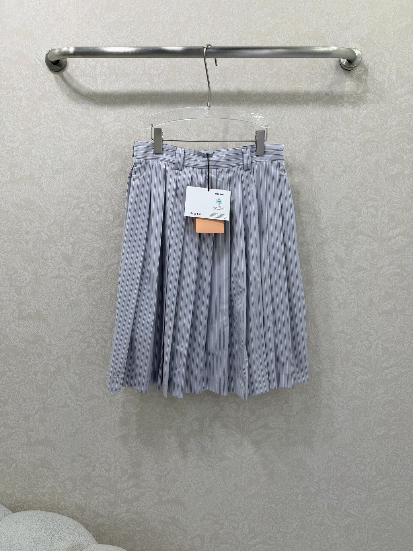 NO:639275,Miumu*26 early spring striped mid-length pleated skirt, comfortable to wear, soft and skin-friendly. The high-waisted pleated skirt version, neat pleats and micro-A silhouette, accommodate the waist, hip and thigh lines, and embroidered letter logo in the center to highlight the brand style. The horizontal stripes on the waist and the vertical blue and white stripes on the skirt form a sense of layering. It is suitable for college students to reduce age. It is considerate and moderate in length, revealing the slender waist and calves. It can be matched with the length of boots at will, fashionable and fashionable. Customized surface accessories  Look for the correct version, high version, single color size 3 SMLB, Miu Miu-clothing, miumiu, boots, skirts, alexander wang19860909Miumu*26早春条纹中长百褶半裙,穿搭舒适,柔软亲肤.高腰百褶半裙版型,利落压褶配合微A廓形,包容腰胯和大腿线条,居中位置点缀刺绣工艺字母徽标,彰显品牌格调,腰间横向条纹,裙身纵向蓝白条纹形成层次感,穿搭学院减龄,贴心适中长度,露出纤腰小腿,随意搭配靴子长度,时髦洋气.定制面辅料 认准版本 高版本 单色3码SMLB,缪缪-服装,miumiu,boots,skirts,alexander wang,Women's clothing