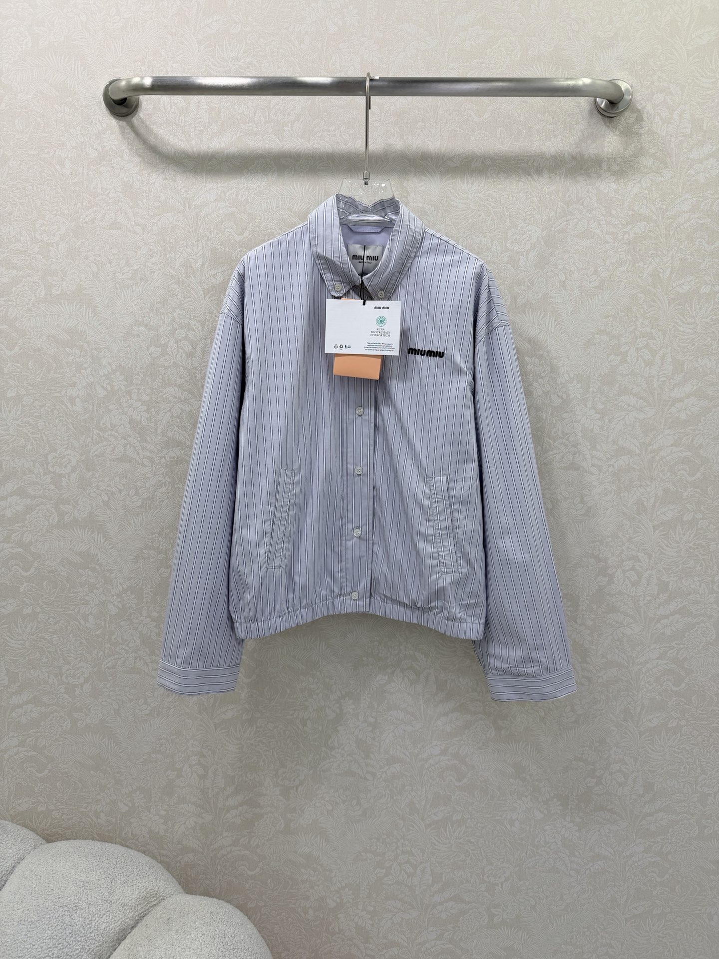 NO:639277,MiuMi* 26Ss new early spring high version is released!  The blue and gray pinstripes come with a French lazy filter, and the oversized loose version is an 'atmospheric weapon' that hides muscles and makes you look slimmer. The design of dropped shoulder sleeves + long cuffs makes the hands full of relaxation; the hem is pleated and hemmed, which can both  The loose silhouette is naturally restrained, and a little more playful pleat texture is added; the embroidery is a low-key and exquisite logo, unobtrusive but easy to recognize the brand at a glance, the pleats are fine and stiff, and the hem of the skirt sways like water waves when walking, with a gentleness and agility of a girl!  Spot sale SMLB, Miu Miu-clothing, miumiu, versace, skirts, alexander wang19860909MiuMi* 26Ss早春新款高版出品！蓝灰细条纹自带法式慵懒滤镜,oversize的宽松版型,是藏肉显瘦的“氛围利器”,落肩袖+长袖口的设计,抬手间全是松弛感；下摆做了抽褶收边,既能自然收住宽松轮廓,又多了点俏皮的褶皱肌理；刺绣是低调的精致标识,不张扬却一眼识牌,褶皱细密又挺括,走动时裙摆像水波一样轻晃,温柔里带着少女的灵动！现货发售SMLB,缪缪-服装,miumiu,versace,skirts,alexander wang,Women's clothing